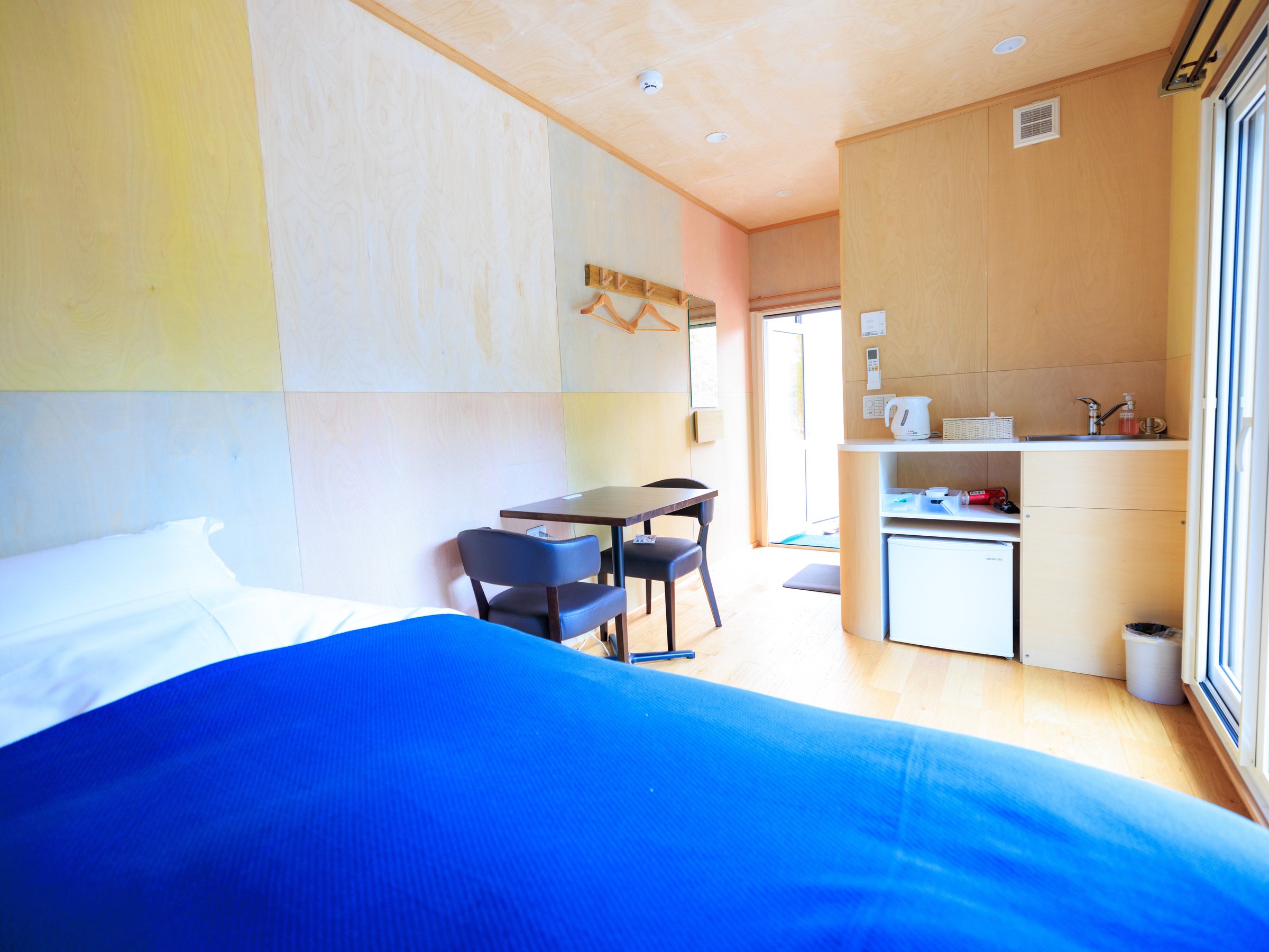 �q������