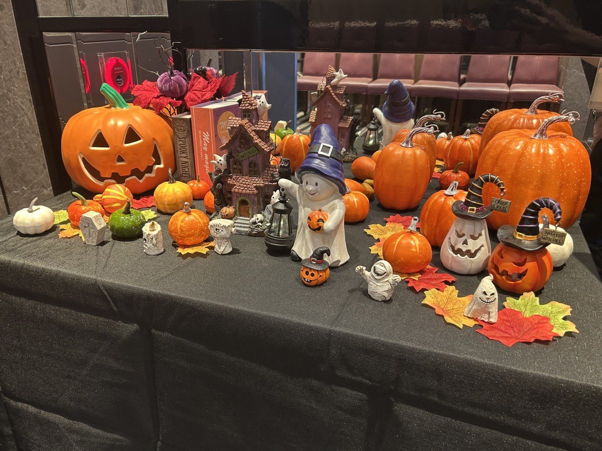 ハロウィン装飾をしています!