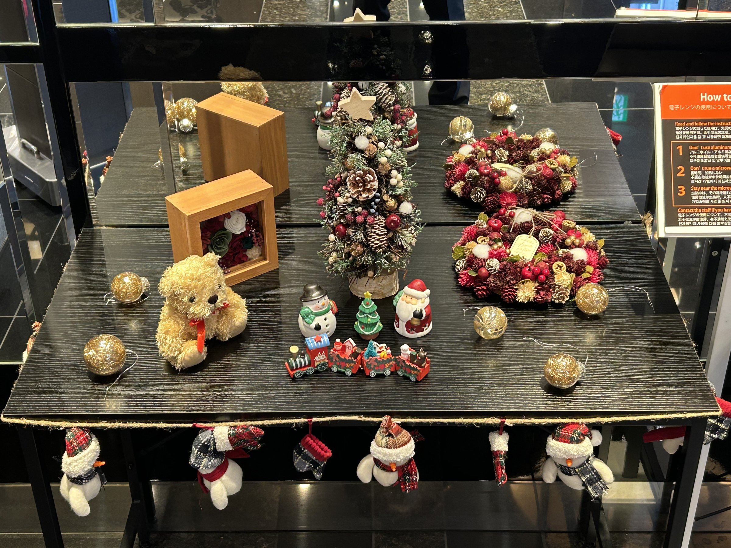 1F�G���g�����X�ɂāA�N���X�}�X�������قǂ����Ă���܂��B�����ق̍ۂ́A���񂲊ӏ܂��������܂��B