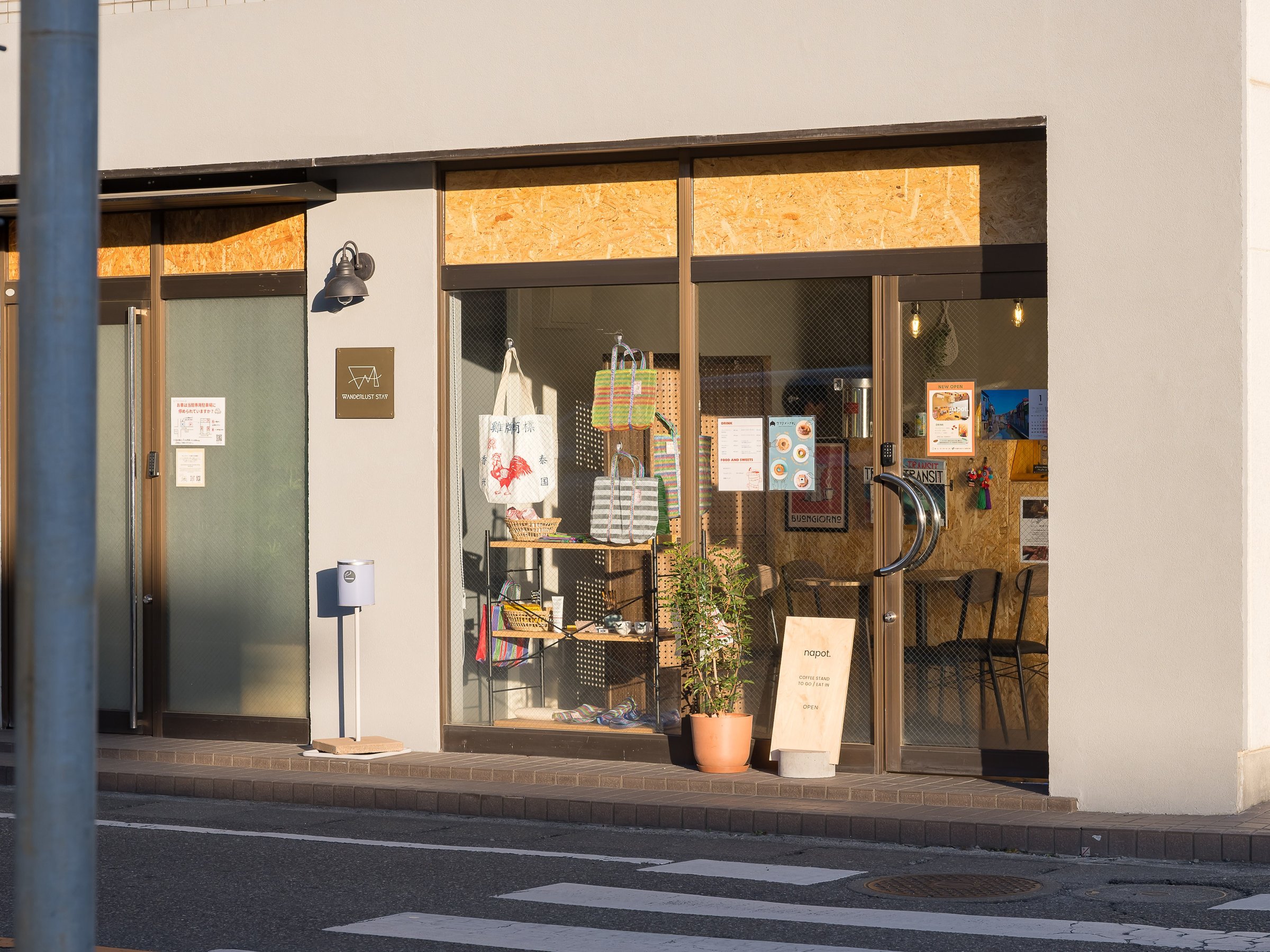 �����炪�h�̌��ւł��B�ׂɂ́A���j�Ɠy�j���ɉc�Ƃ��Ă���J�t�F�����݂���Ă��܂��B