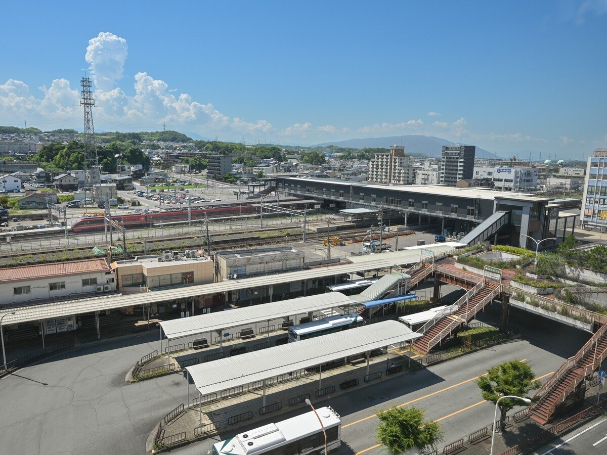 �z�e���̖ڂ̑O�̓o�X���[�^���[�ł��B�ߓS�EJR�E�k�������Ƃ��Ă��߂��A��ʃA�N�Z�X���Q�I