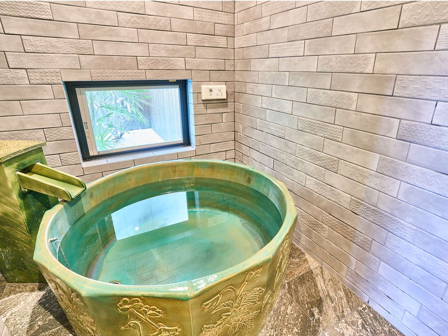 ����𒭂߂���唻���핗�C�A��l2�l�œ����Ă��]�T�̑傫���ł�