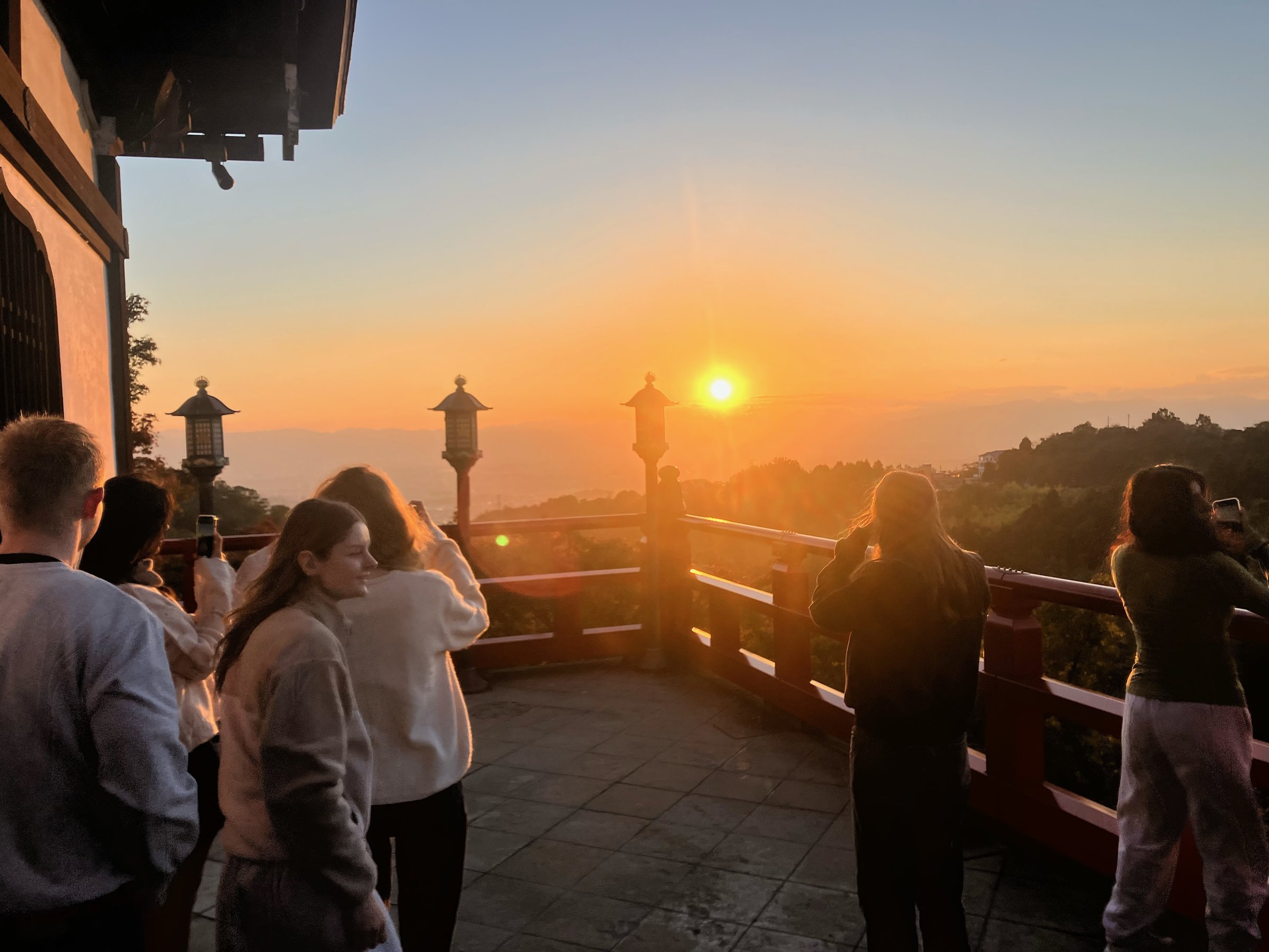 ���쑷�q������̓��̏o�̗l�q�i10�����`2�����܂Łj�z�e������k��15���ōs���܂��B