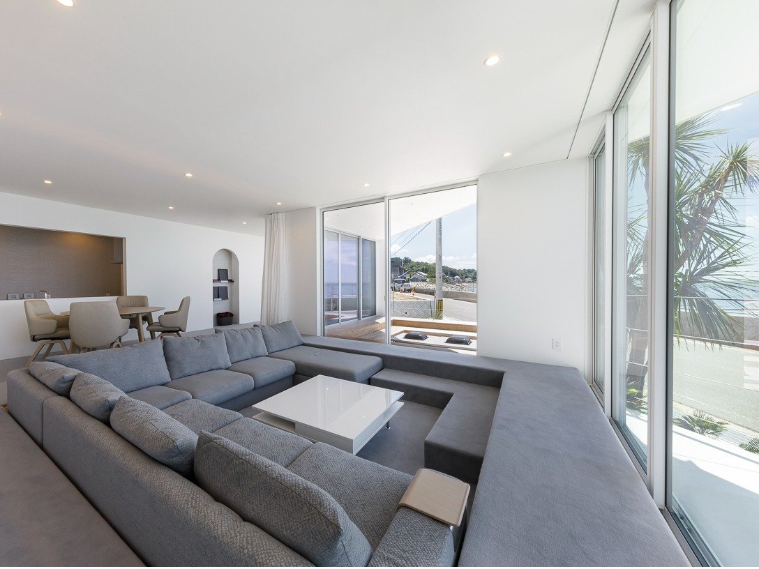 �i�F�ƂƂ��ɉ߂����A���邭�������ꂽ���r���O�B