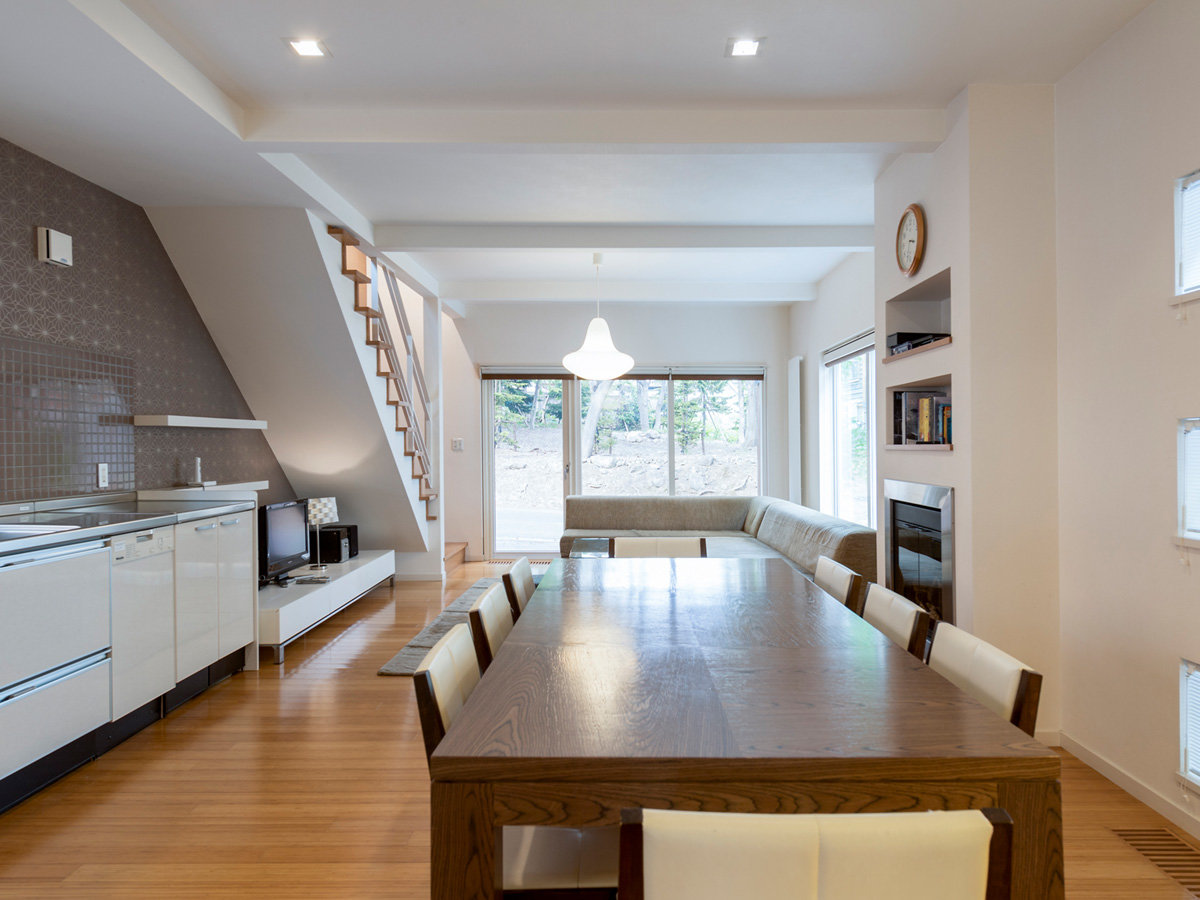 �E�y�_�C�j���O�z8�l�|���̑傫�ȃ_�C�j���O�e�[�u���ŁA�������Ƃ��H�������y���݂�������