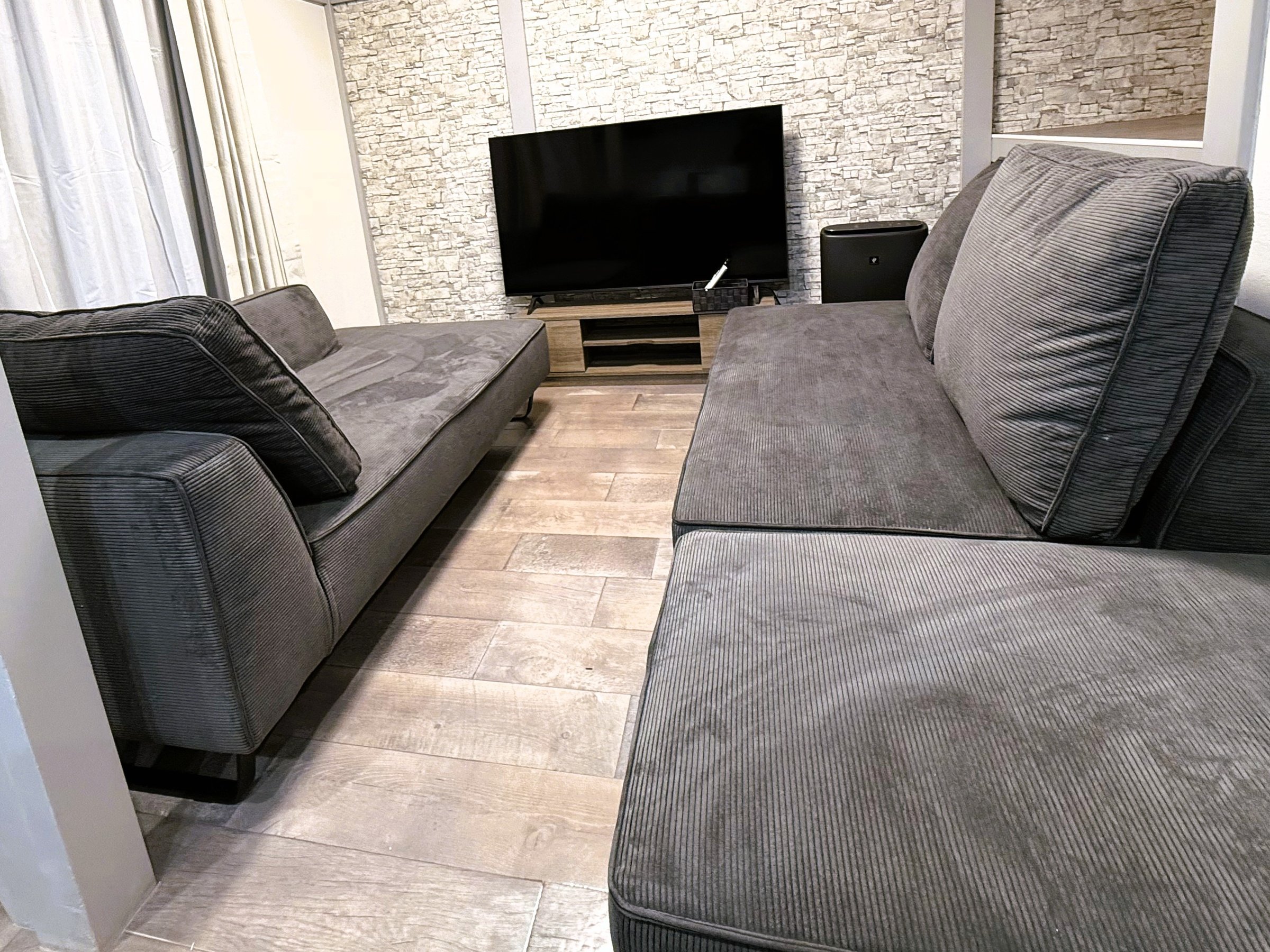 ���r���O�̃\�t�@�[�ł��낰�܂�