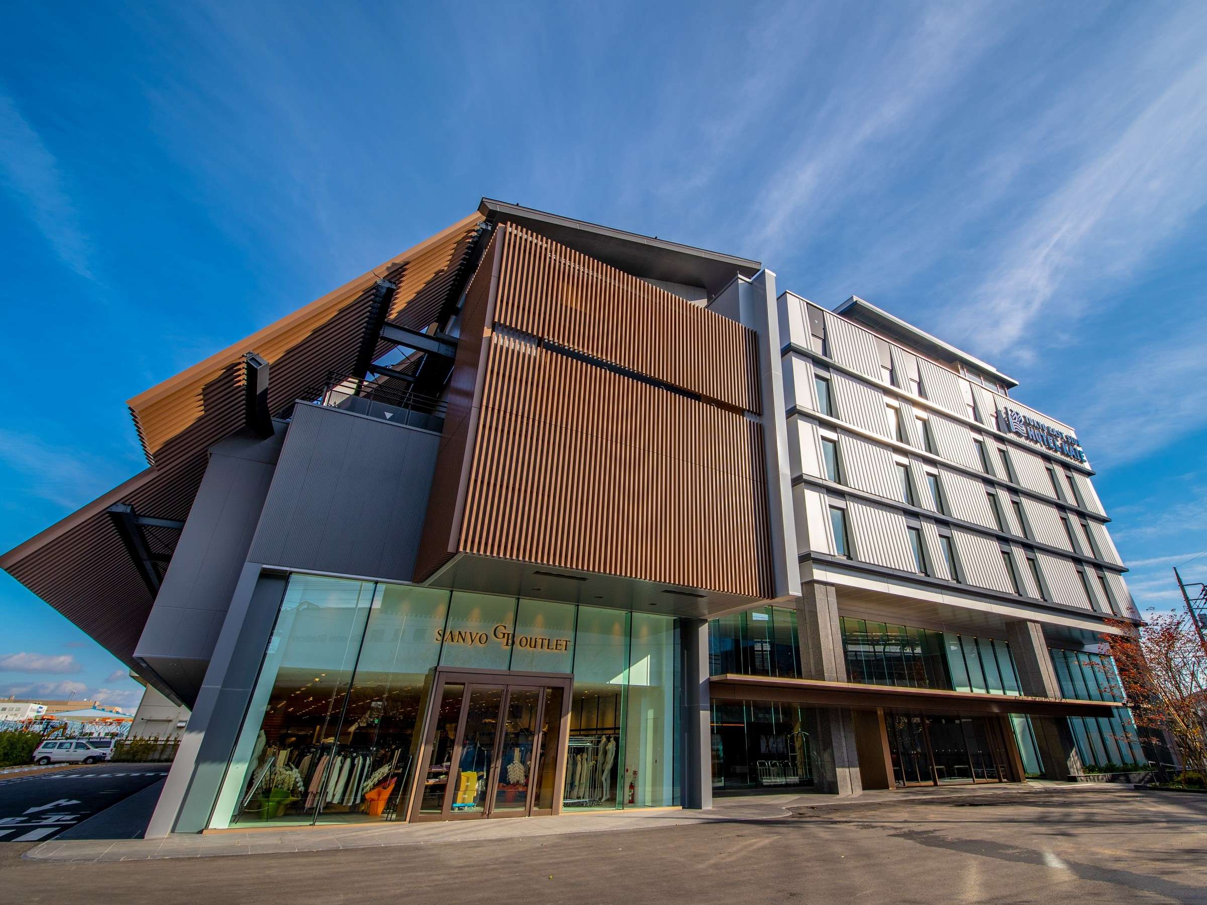 JR�����w�A���D�o�ĉE��ɂ���ڂ̑O�̃z�e���D��(������)