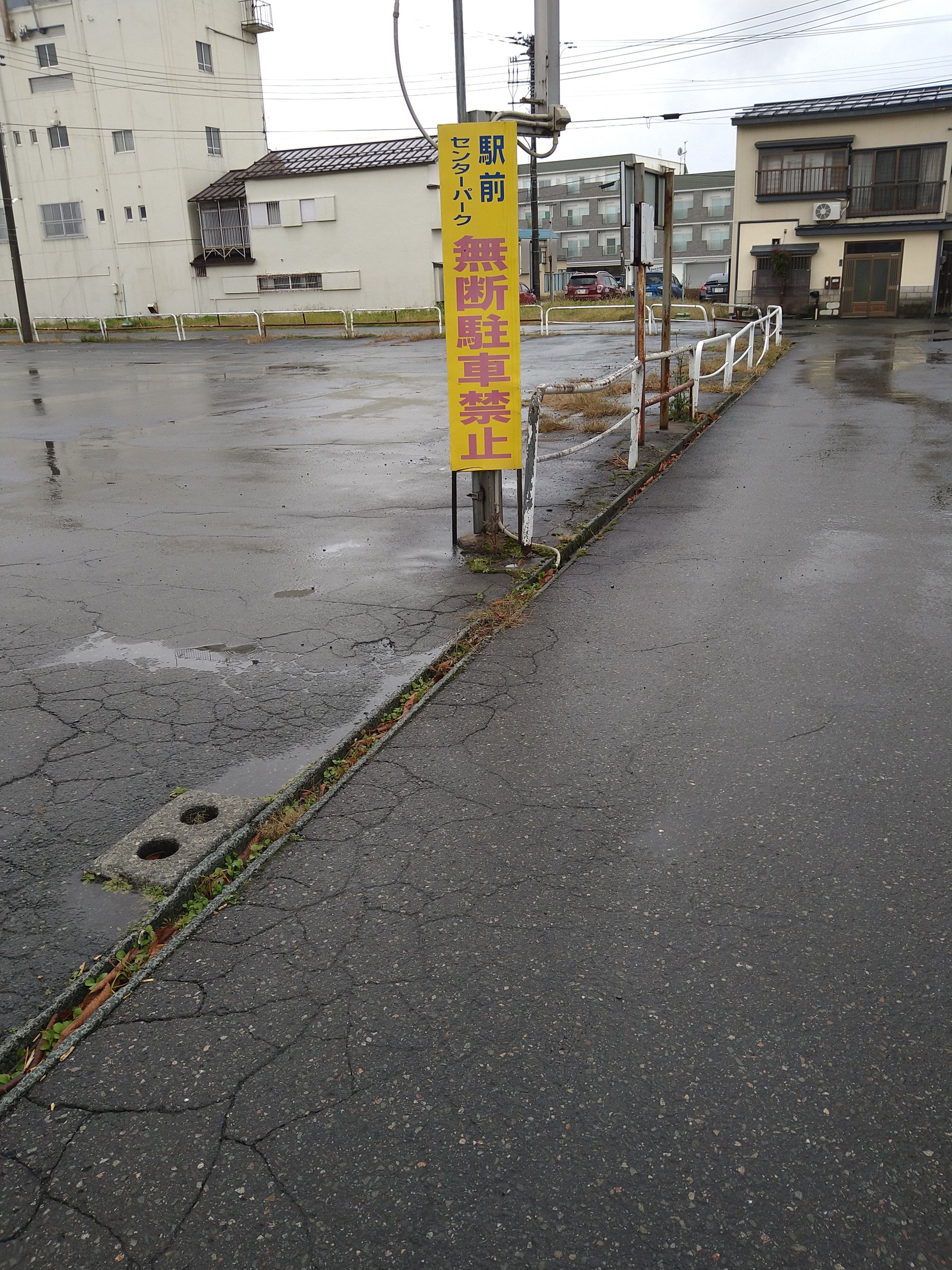 ����ɘH�n�̉��ɐi�ނƉw�O�Z���^�[�p�[�N���ԏꂪ�������܂��B�J���[�R�[���̈ʒu�ɒ��Ԃ��Ă��������B