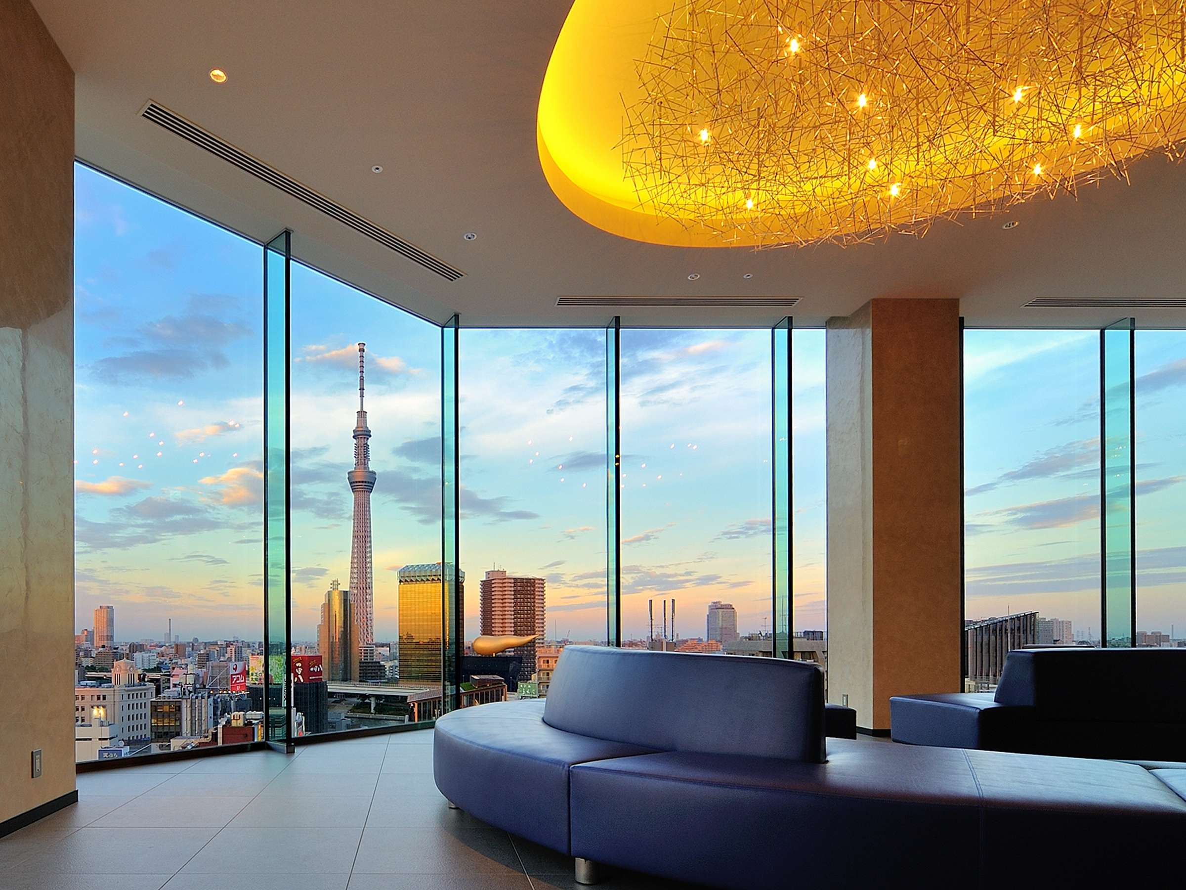 Lobby (13F)  �ڂ̑O�ɂ��т��铌���X�J�C�c���[�iR�j�͔��͖��_�B