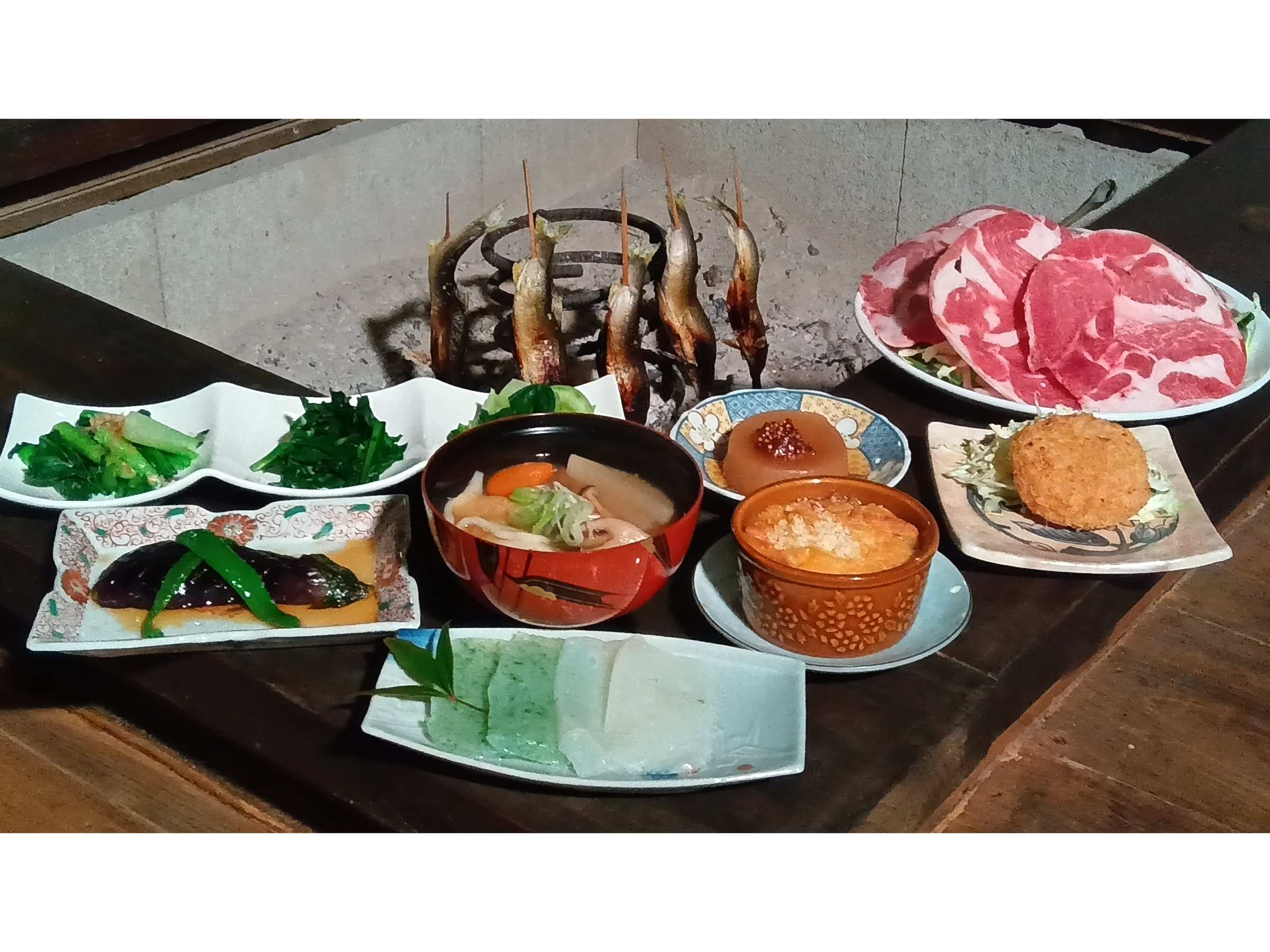 �͘F���ł̗[�H�i�C���[�W�j��������2�l�O�@���G�߂ɂ���ĕς��܂��B