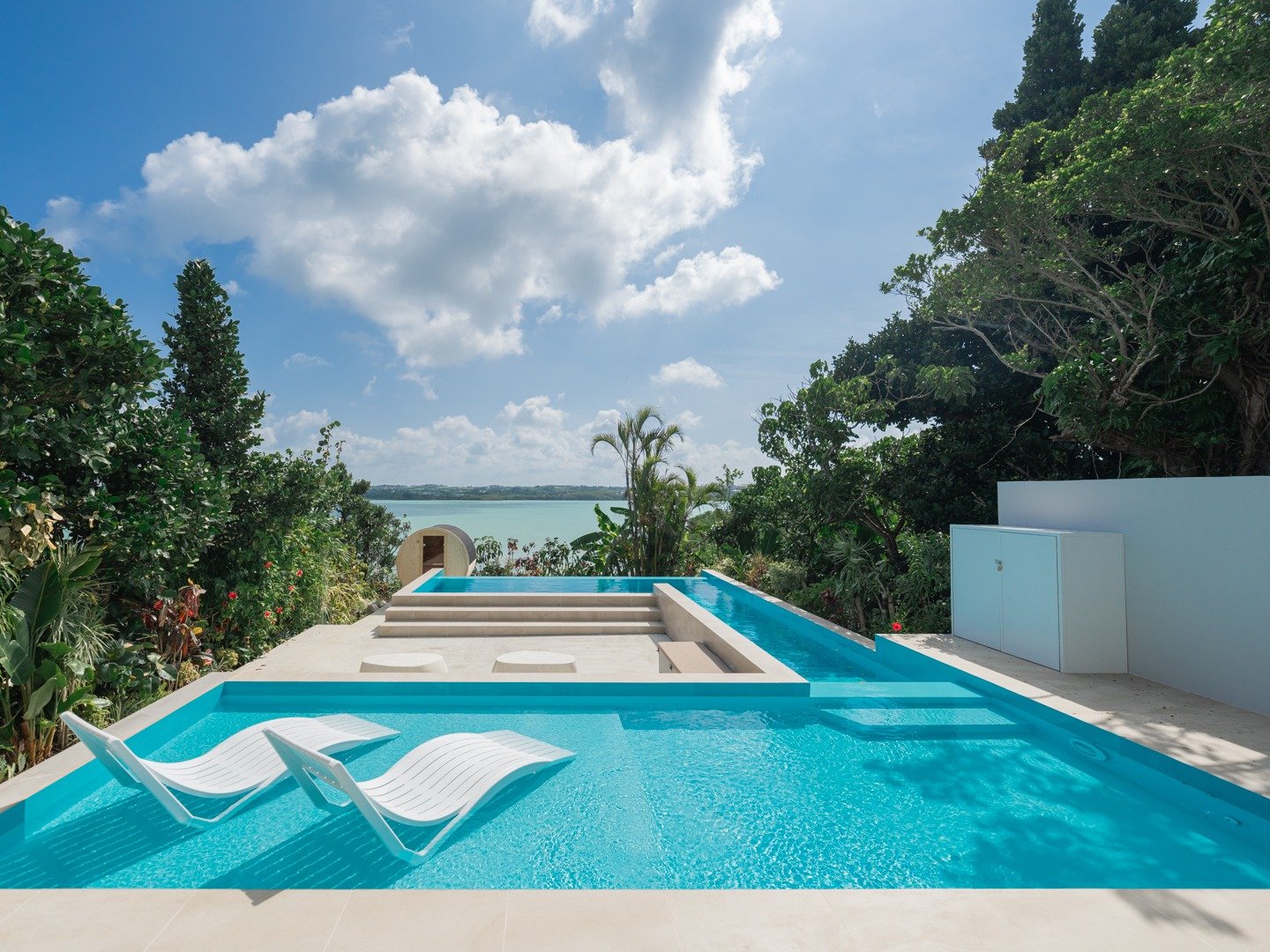 ROOM A ���C�����X�C�[�g���[�� �e���X