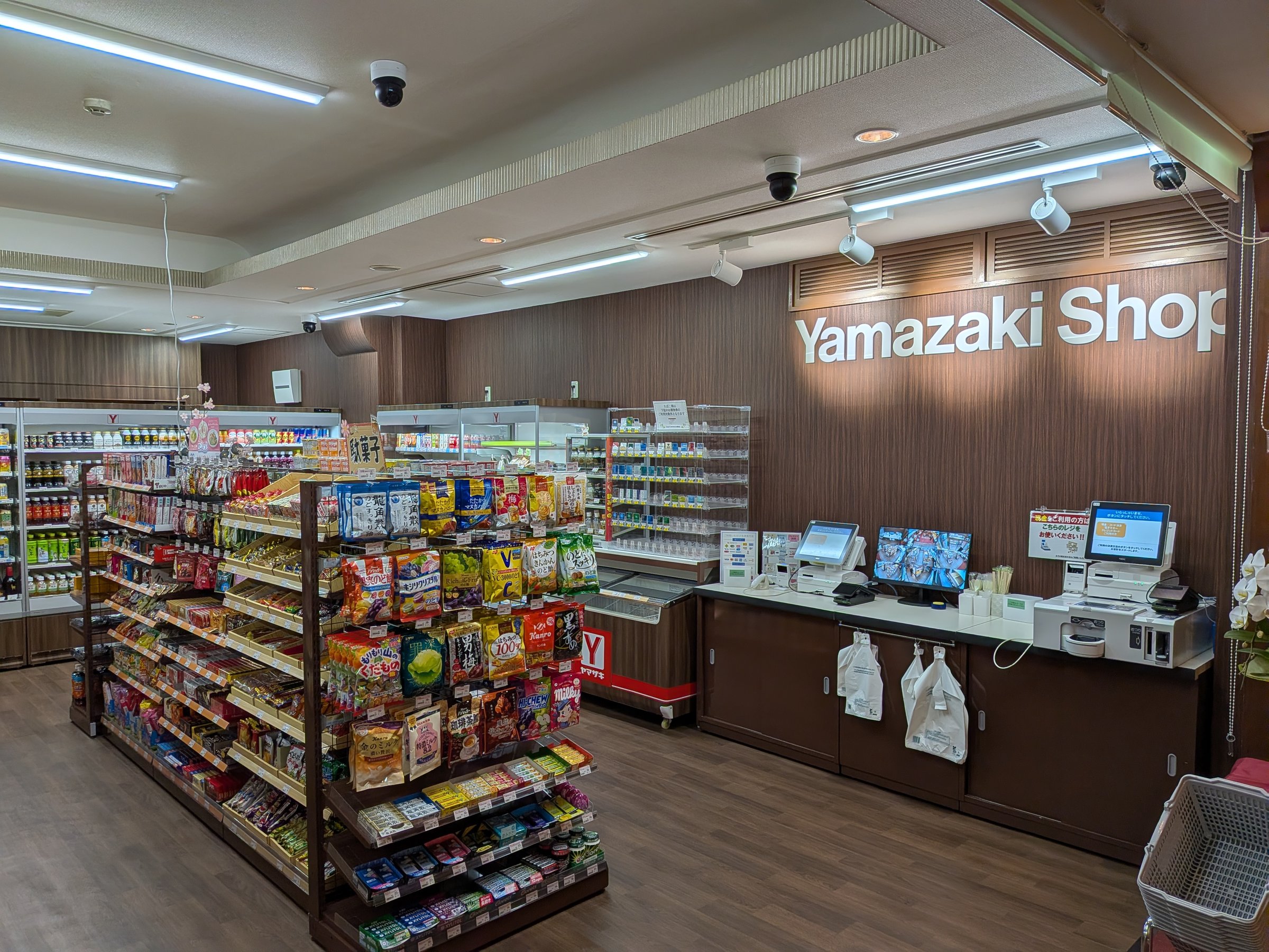 Y�V���b�v(�c�Ǝ���5:00~25:00) ���ɂ���A�T���h�C�b�`�A���ٓ��ɃA���R�[����葵���Ă���܂��I