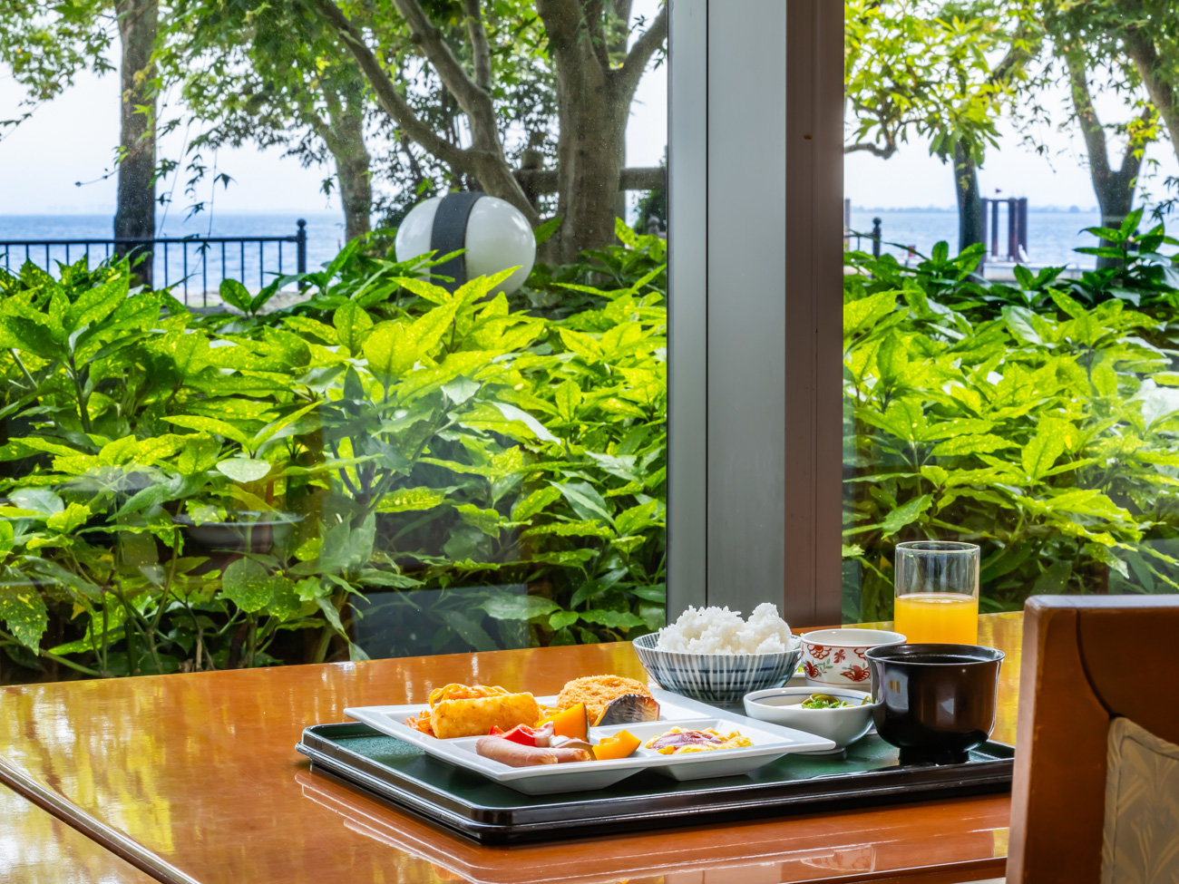 自然に包まれた心地よい空間で、爽やかな一日の始まりを迎えられます。