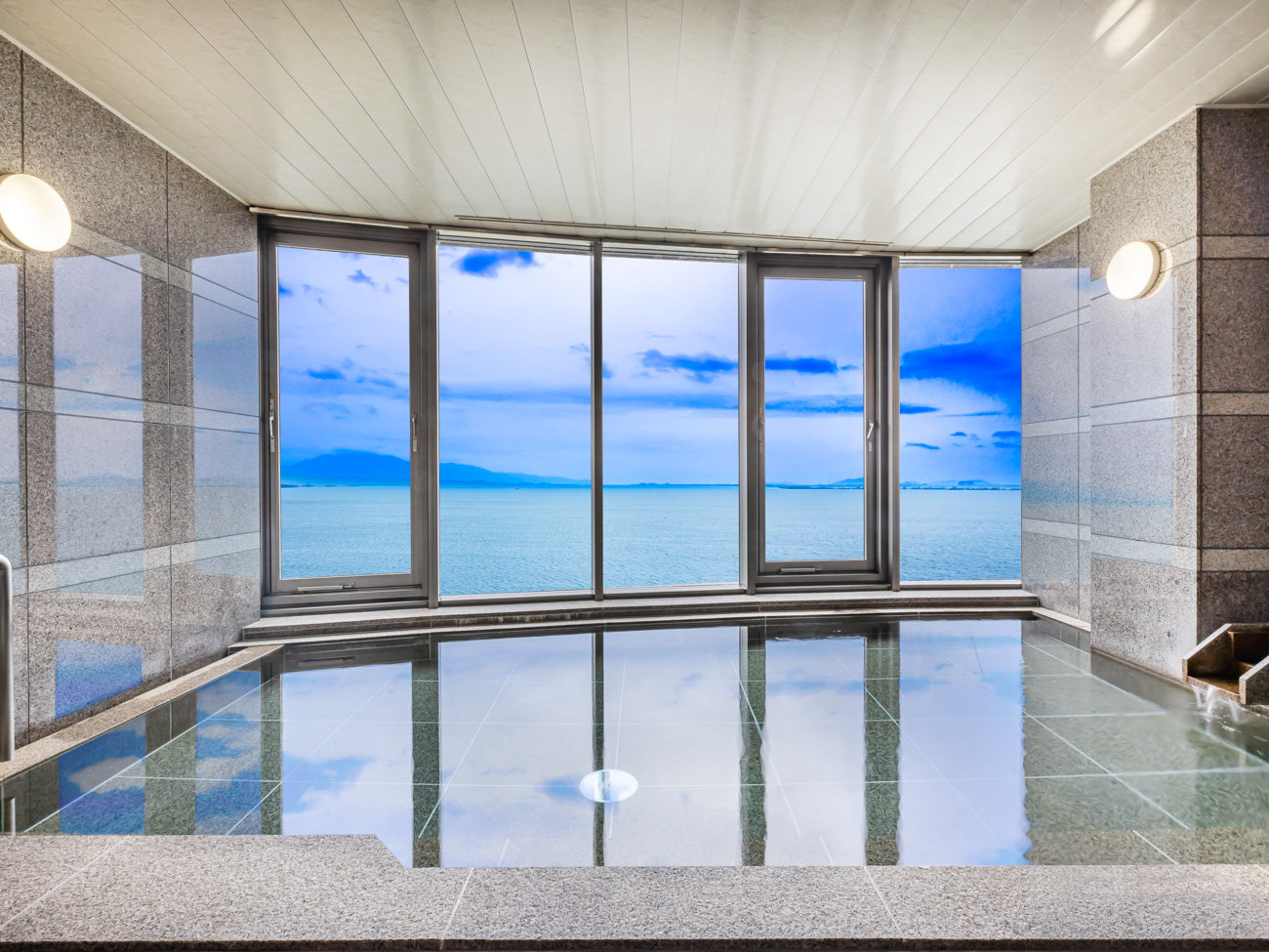 琵琶湖を見渡す展望浴場。一日の始まりを爽やかに迎えられる特別な朝風呂体験です。