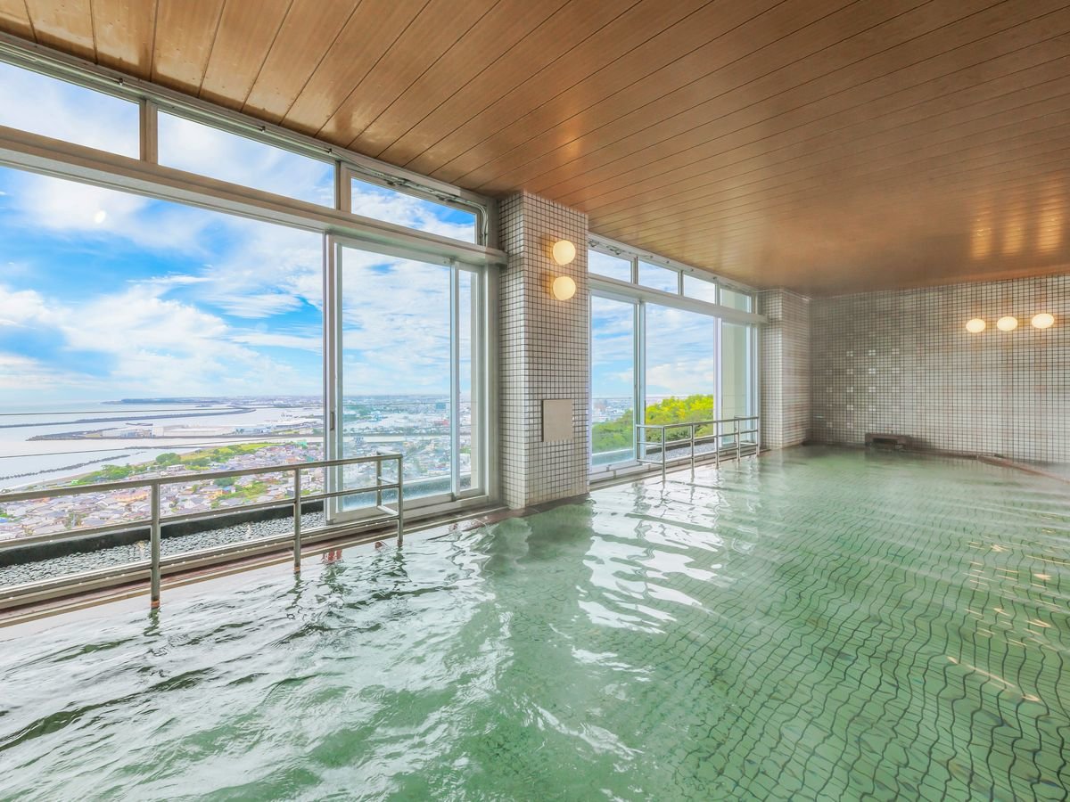 �y8�K�W�]�嗁��z�x�͘p�𒭂߂Ȃ���V�R����ɐZ�����ґ���B