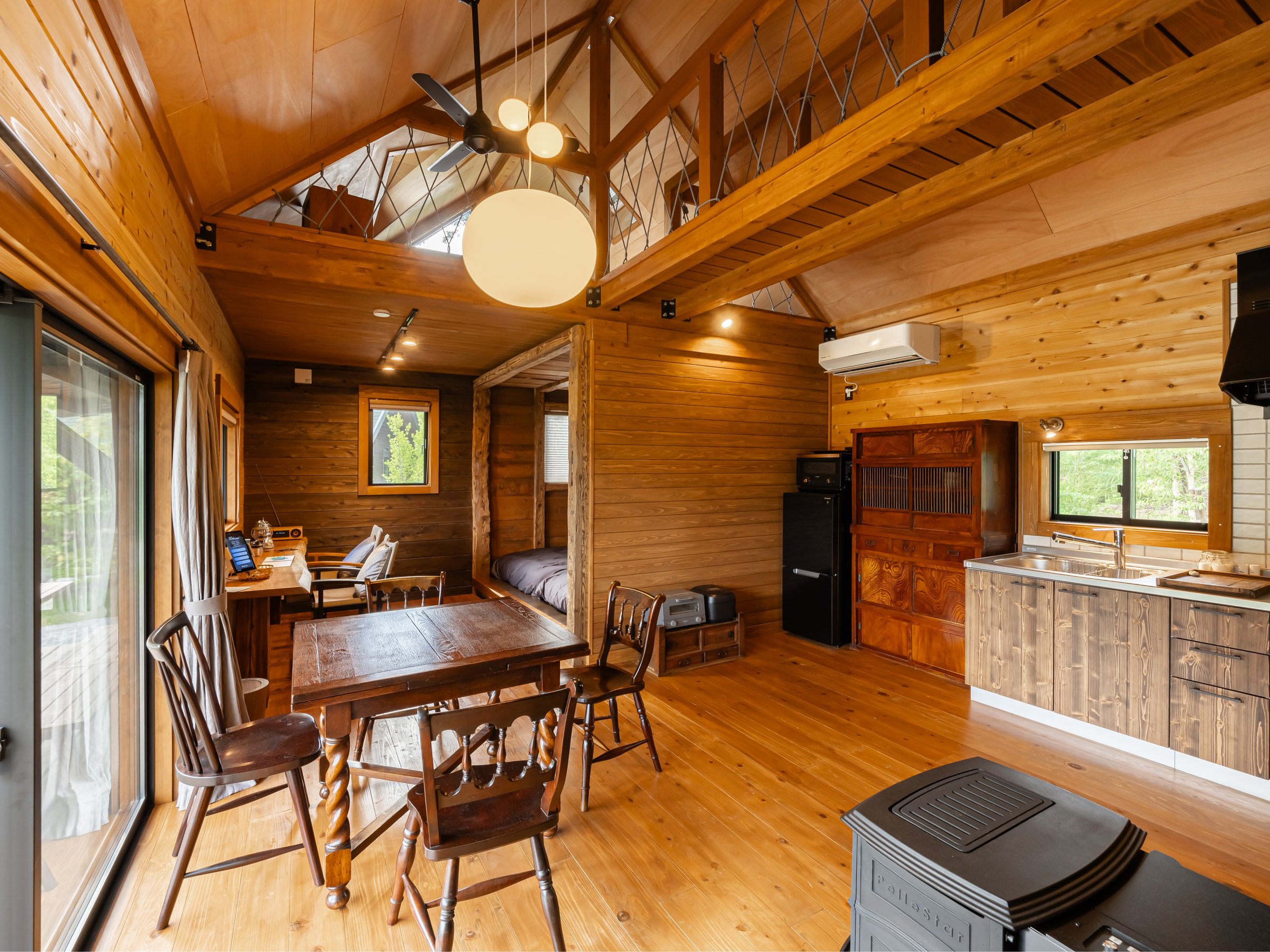 �����V��Ɛ��������̎O�p��������ۓI�ȓ��B�A���e�B�[�N�̉Ƌ�Ȃǂ��A���������ƐV���������o���܂��B