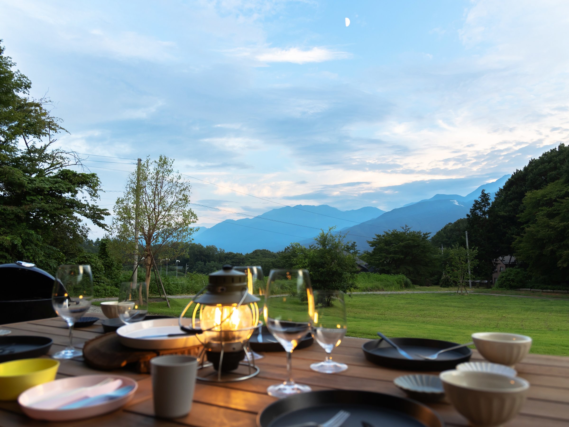 MON���̃e���X�ɍ��|����ƁA�ڂ̑O�ɂ͊J���I�Ȃ���≜�ɂ͗Y��ȎR�X���B�D��Ȏ��Ԃ�����܂��B