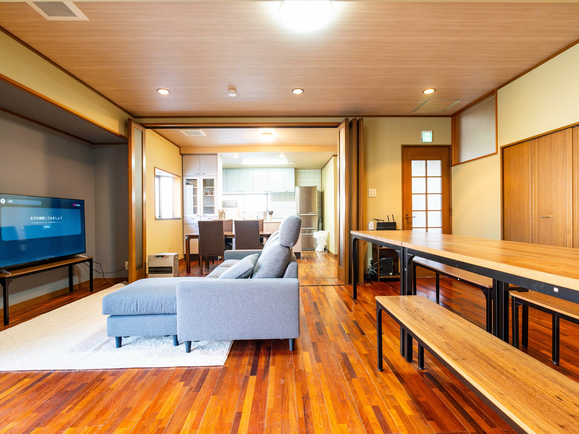 �܂�Ŏ���̂悤�ɁA�S���犰���郊�r���O�_�C�j���O�B