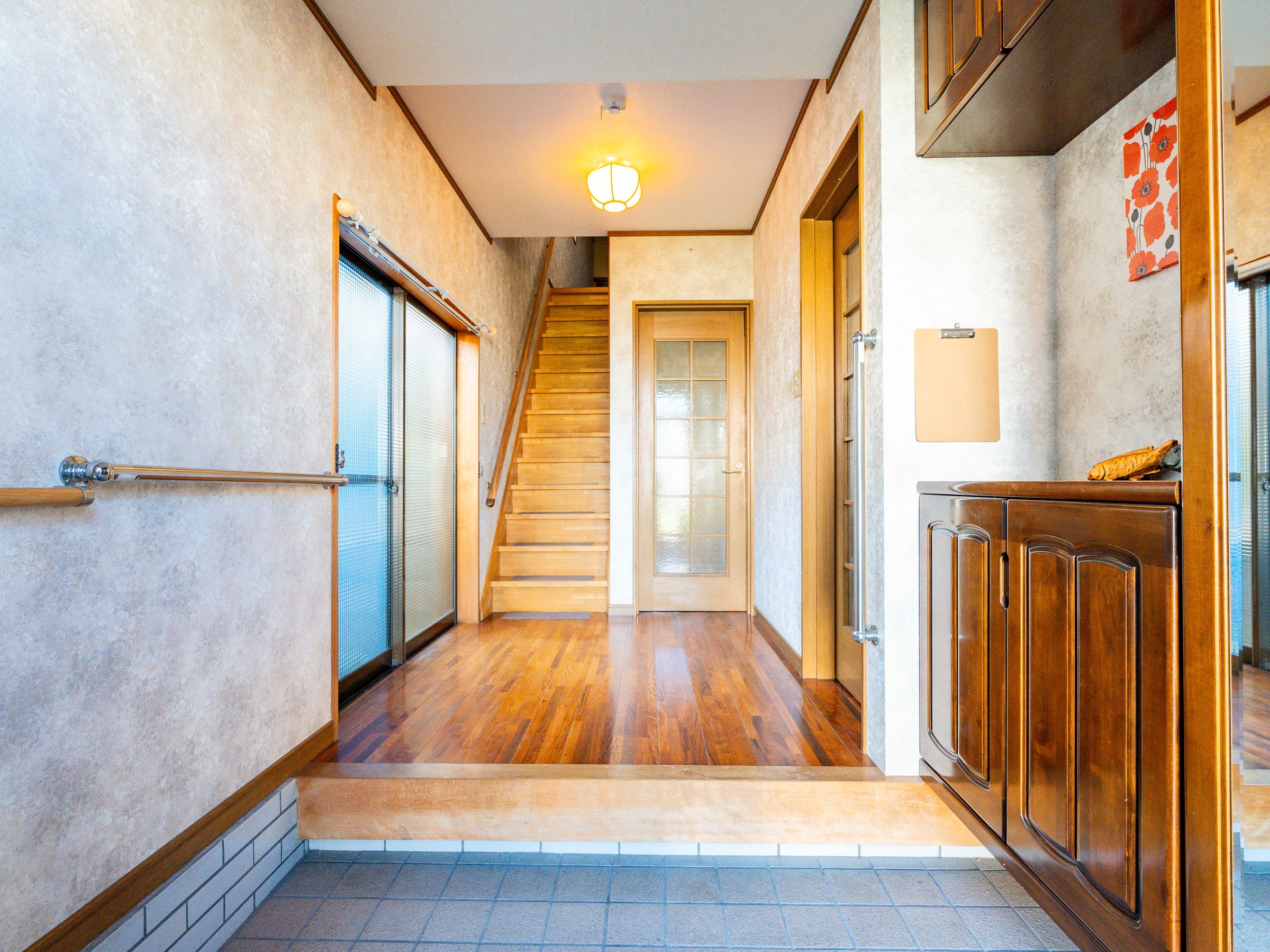 �����J����ƁA2�K�ւƑ����J���I�ȊK�i�B���ꂩ��n�܂���ʂȋx���ւ̊��Ҋ������܂�܂��B