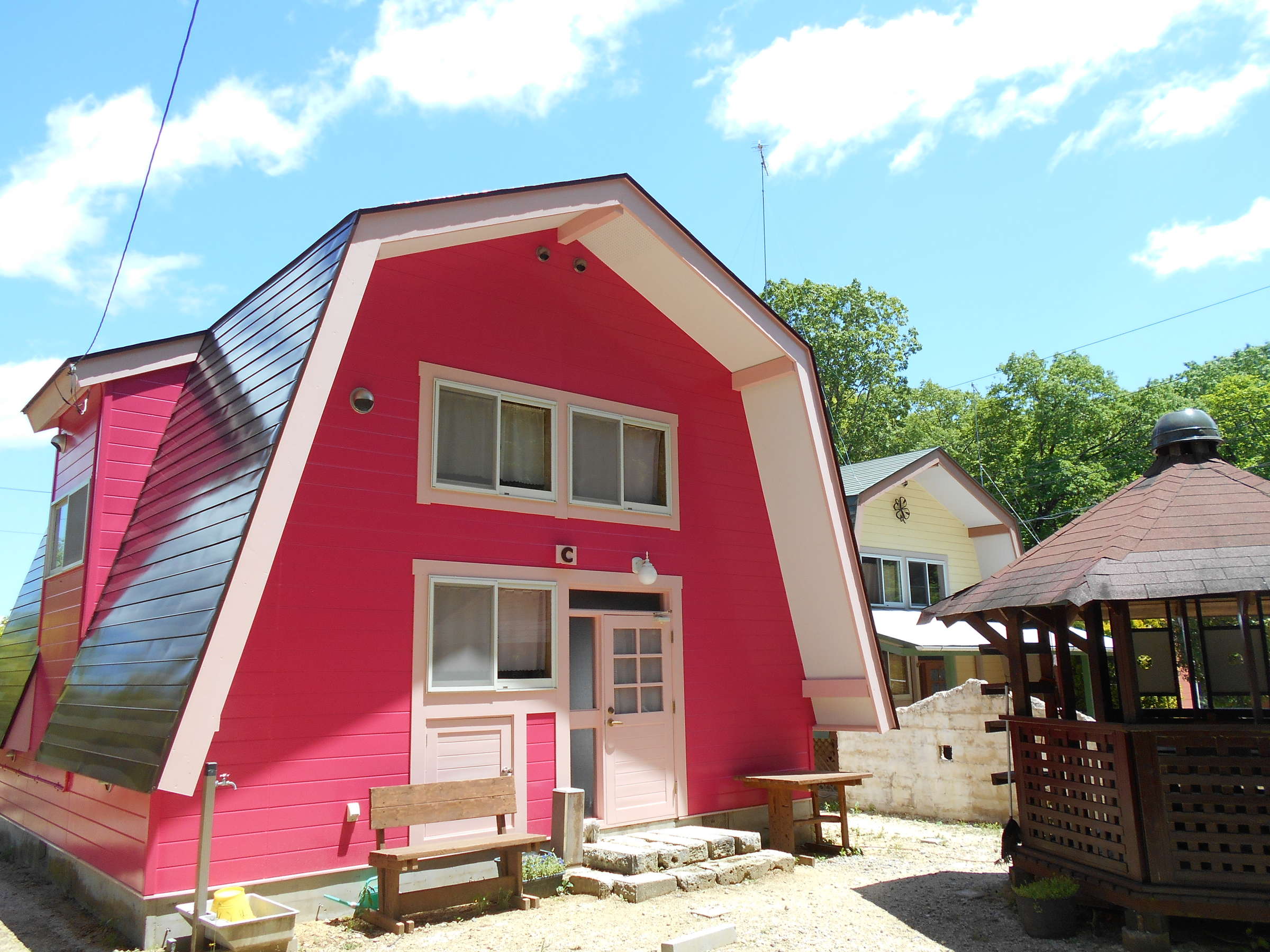 女の子に人気のピンクの棟です。