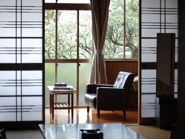 �y�q���z�e�����A�قȂ������������߂�q���͎���鑢��^��