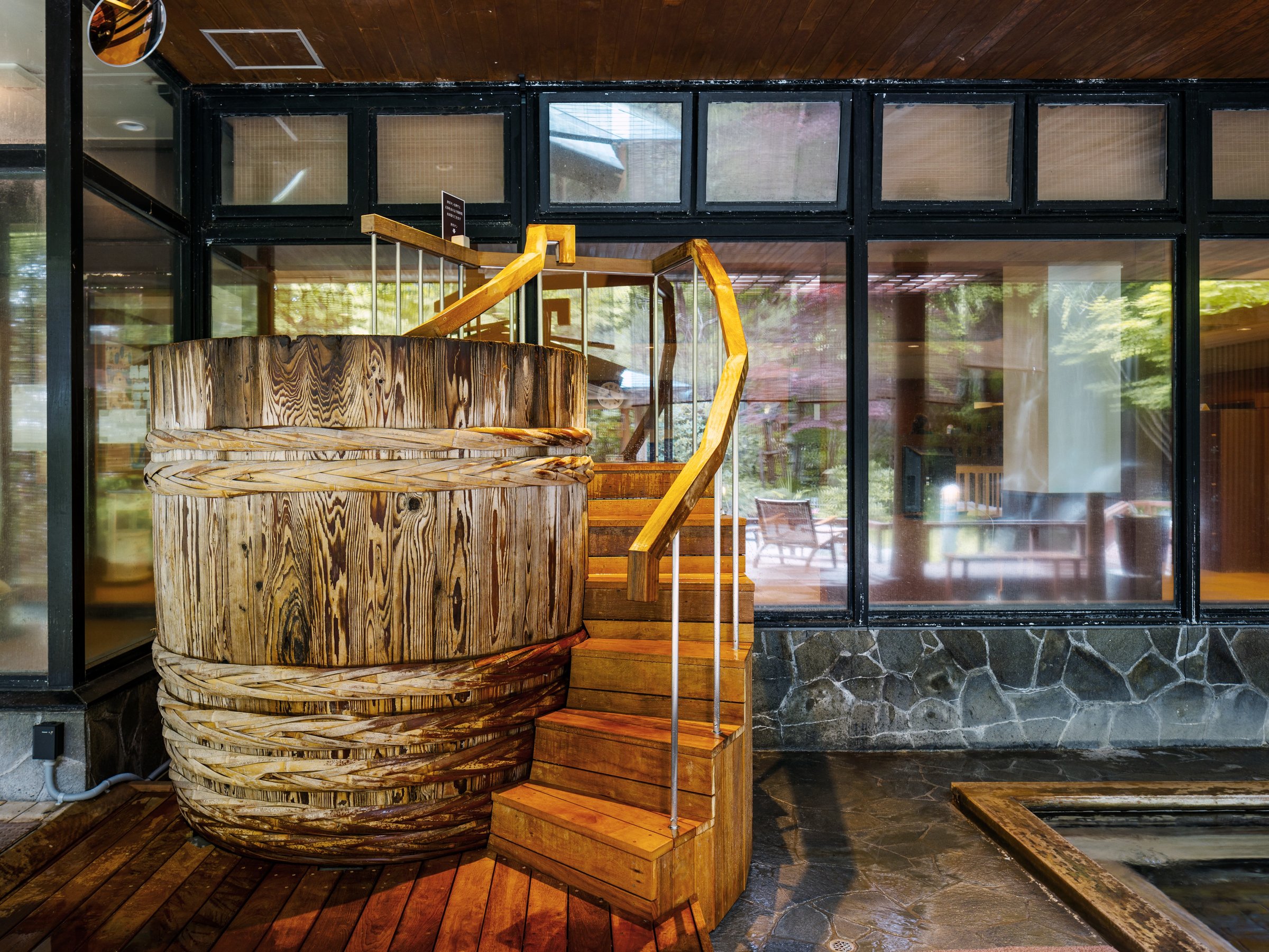 MC^kCłL̐[y߂鐅Cłij