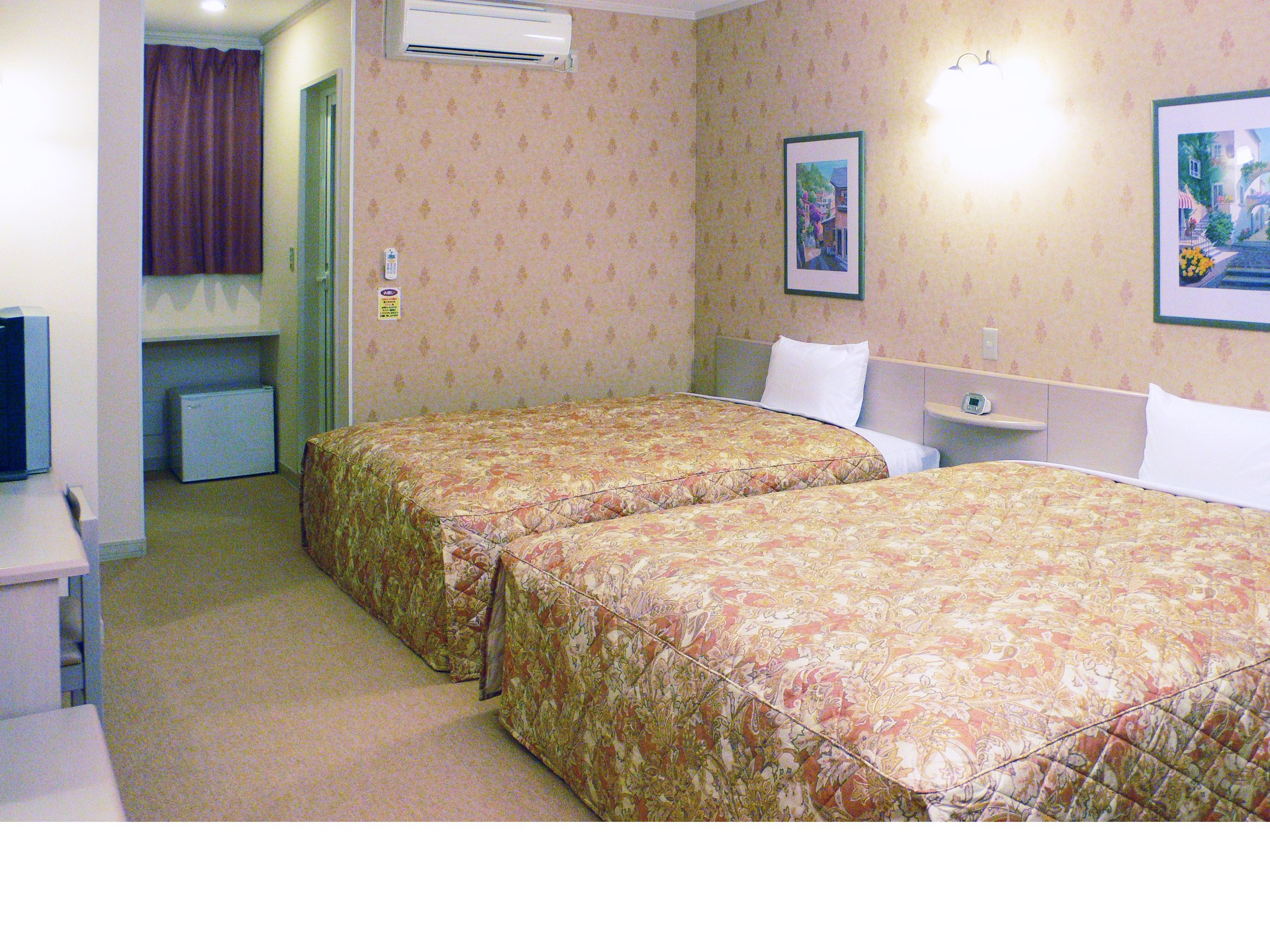 ��25�u�̍L���ɁA��1.5m�ȏ�̑�^�x�b�h2��B1���`�e�q4�l�܂ŏh���B�S�������l�b�g�ڑ��B