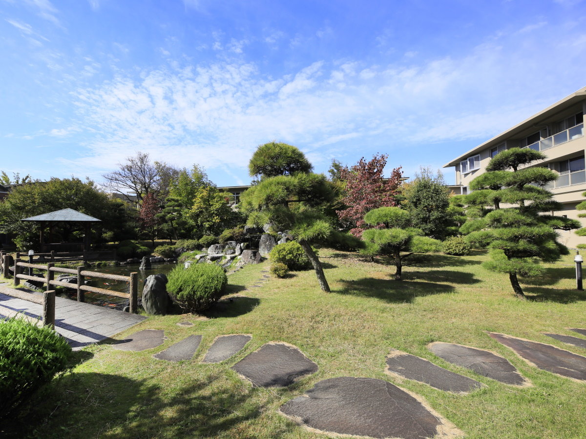 �y����^�뉀�z�l�G��ʂ��Ď�̈قȂ镗�i���y���߂�A���َ����̒뉀�ł��B
