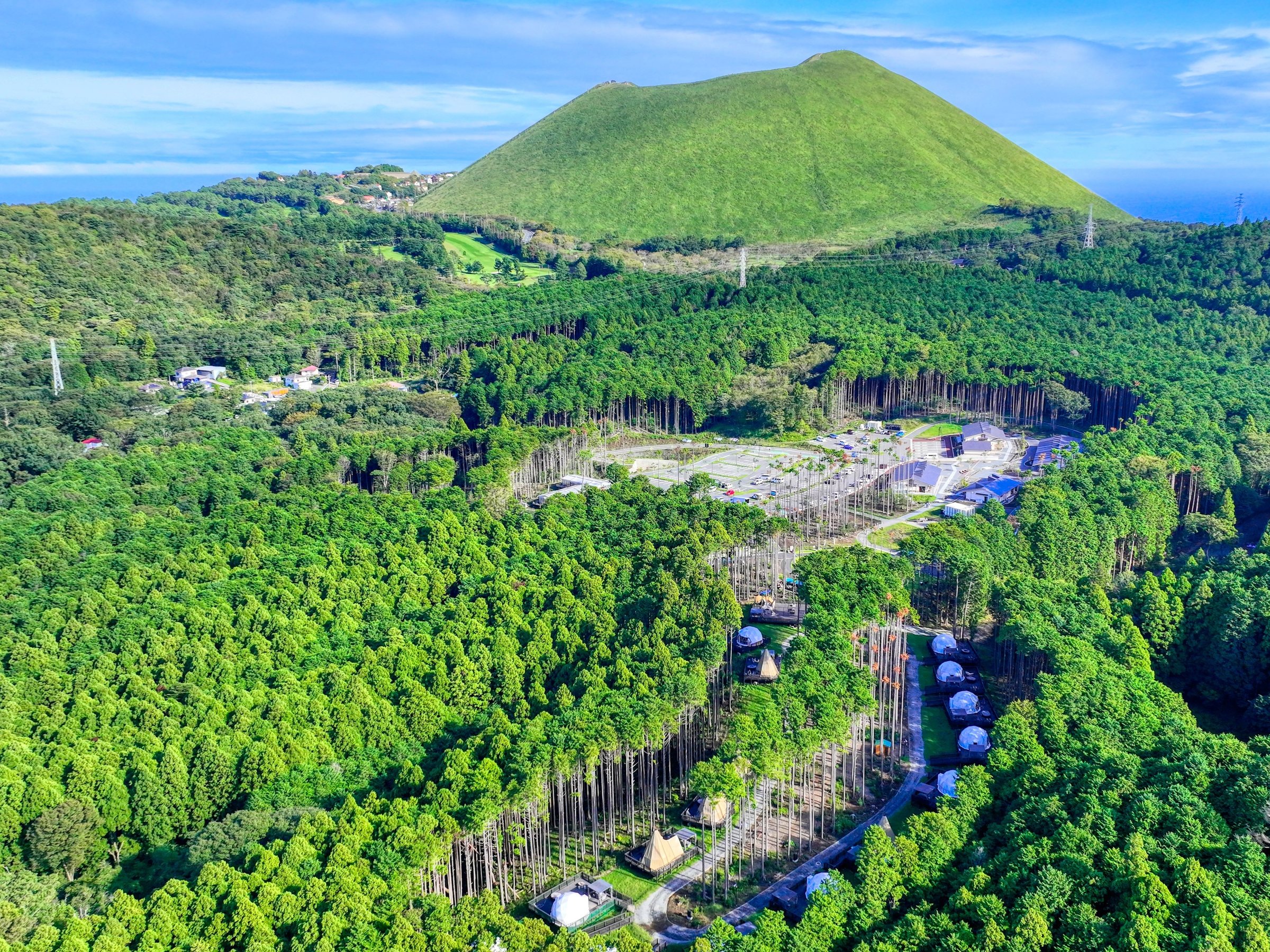 �ɓ��E�ɓ��̃V���{���厺�R�̋߂��̐X�ɂ������ޕ����ό��{�݂̃O�����s���O�ł��B�}�C�i�X�C�I����[�ċz