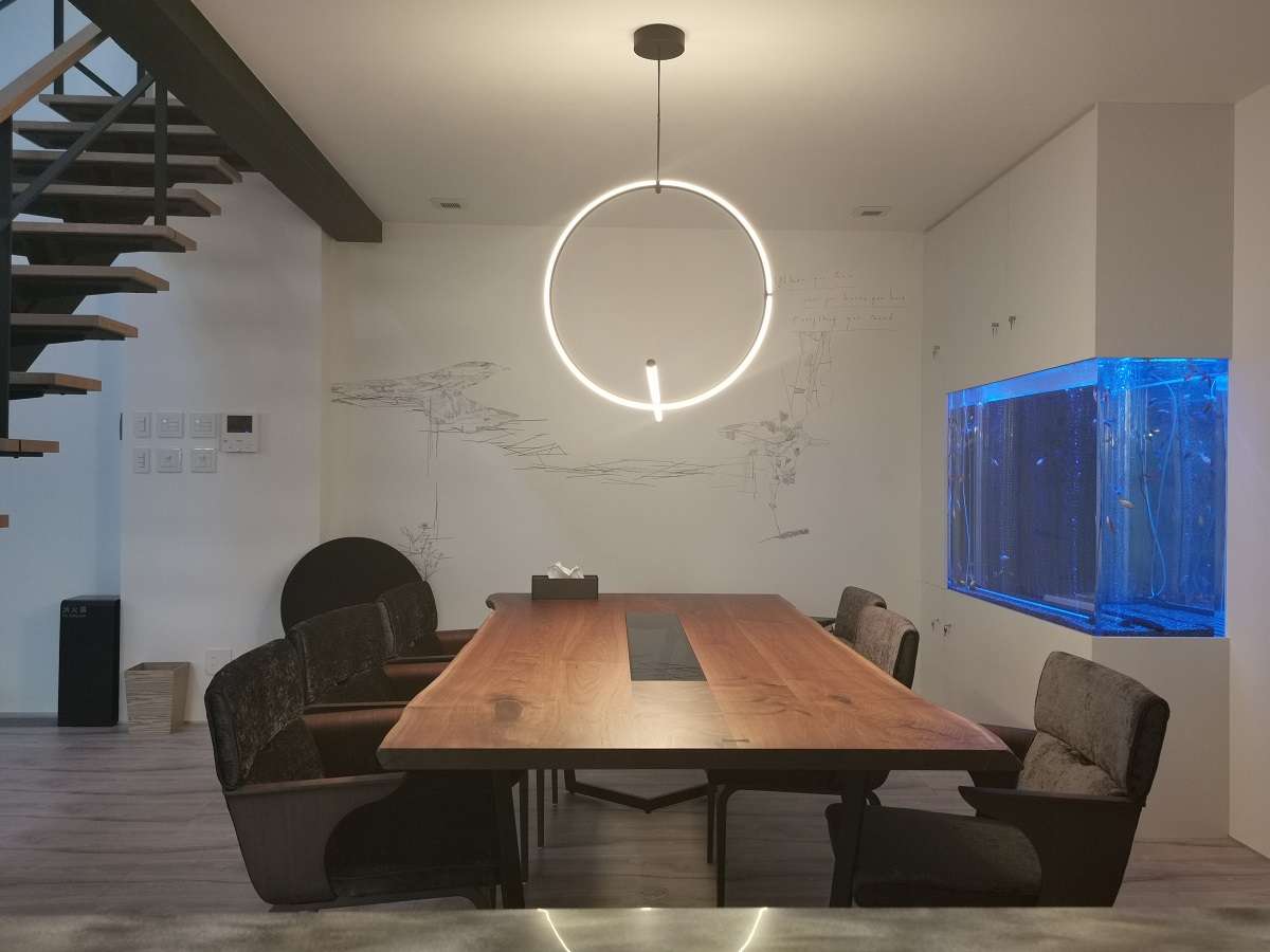 �_�C�j���O�e�[�u���ł͋����̉j��������w�i�ɐH�������y���݂��������܂�