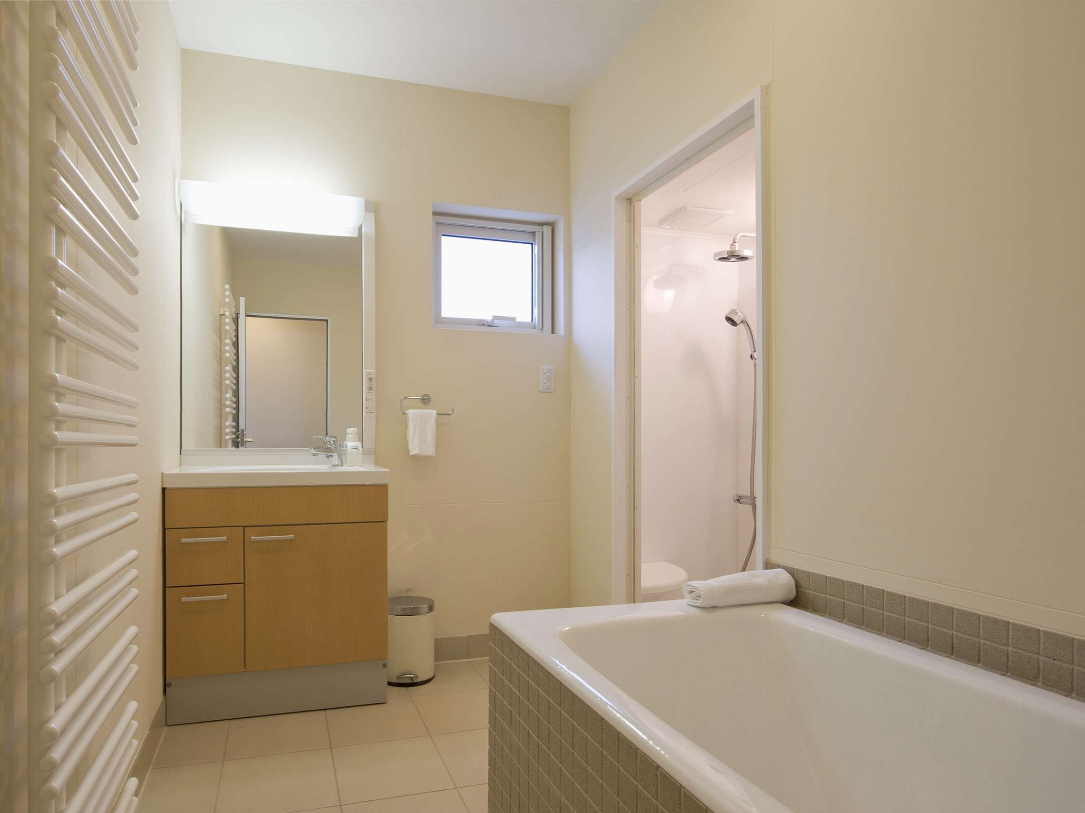 �o�X���[���i���j