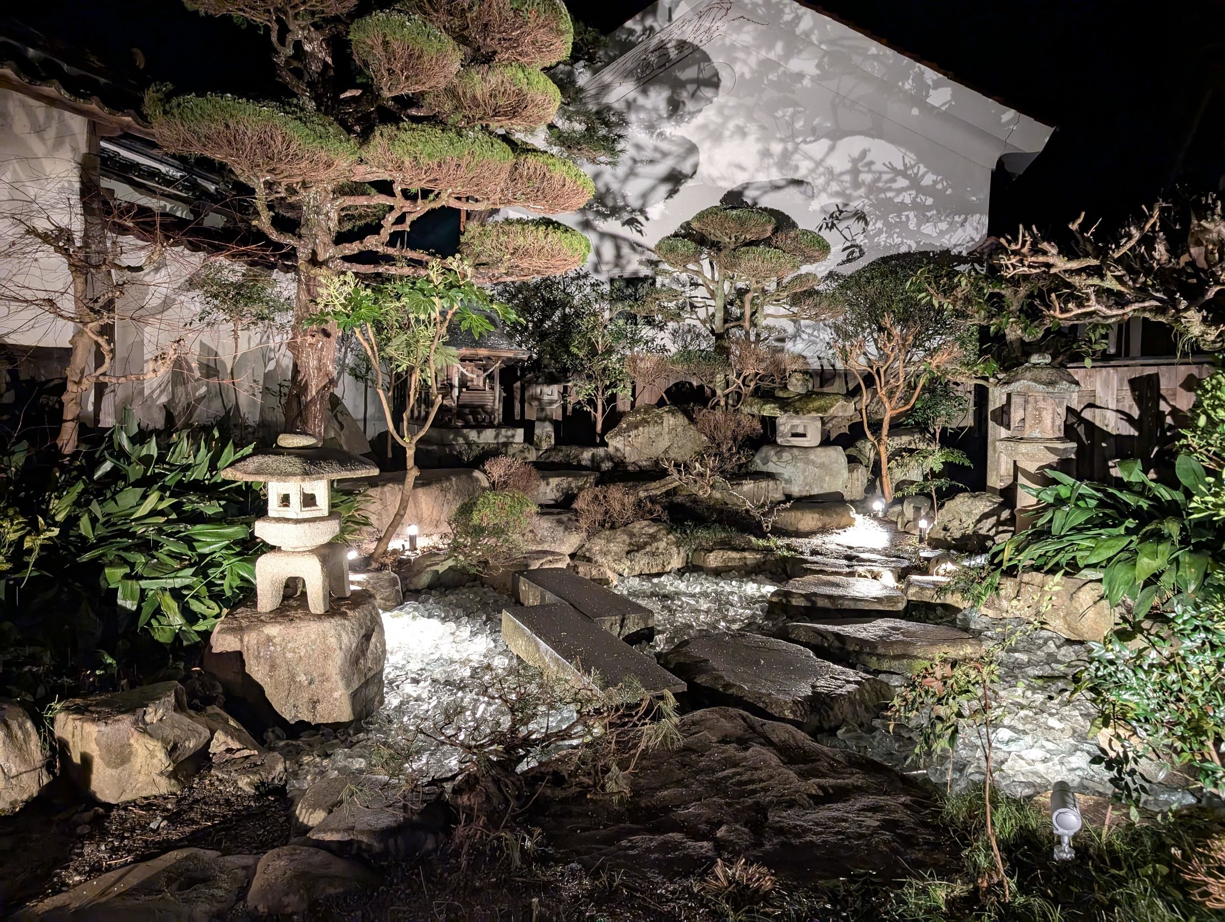 �{������]�ޓ��{�뉀�B�r�ɃN���X�^����~���l�߁A�����~�܂�l�q��\���B