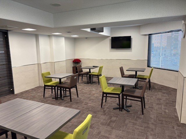 ���E���W