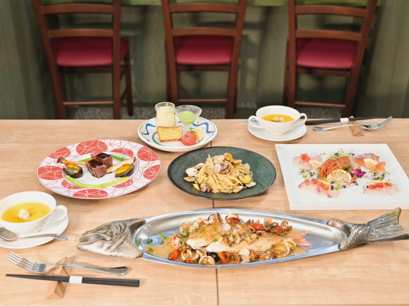 �[�H�ł��o�����Ă���R�[�X�S�i�ł��B���荲���ۂ̐H�ނ�n�Y�n�����Ă���܂��B