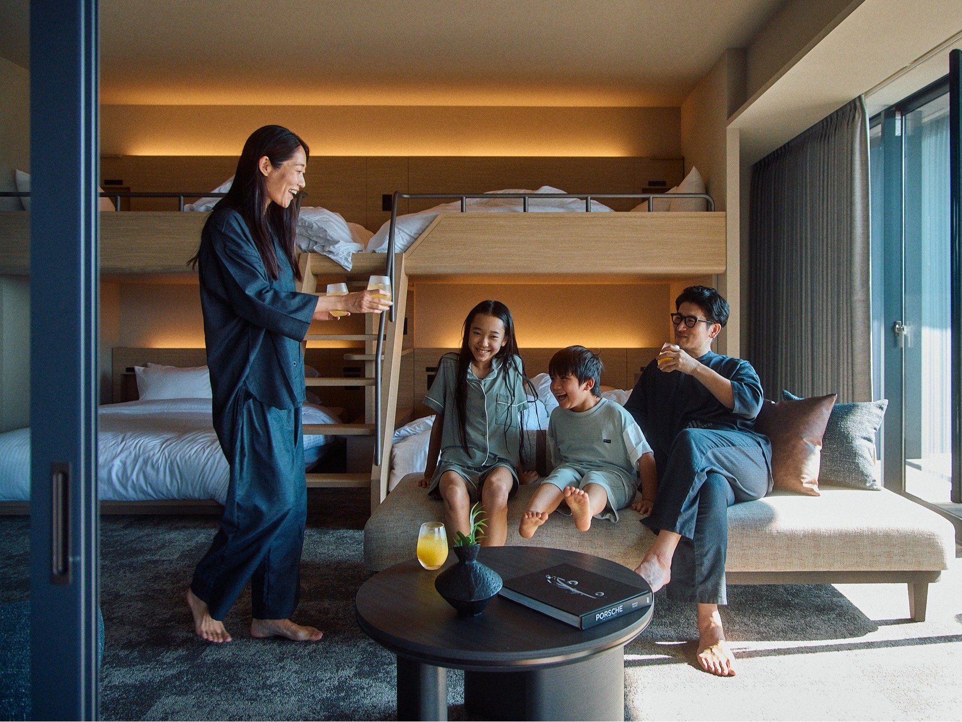 ���Ƒ��E�O���[�v�ł̏h���ɍœK