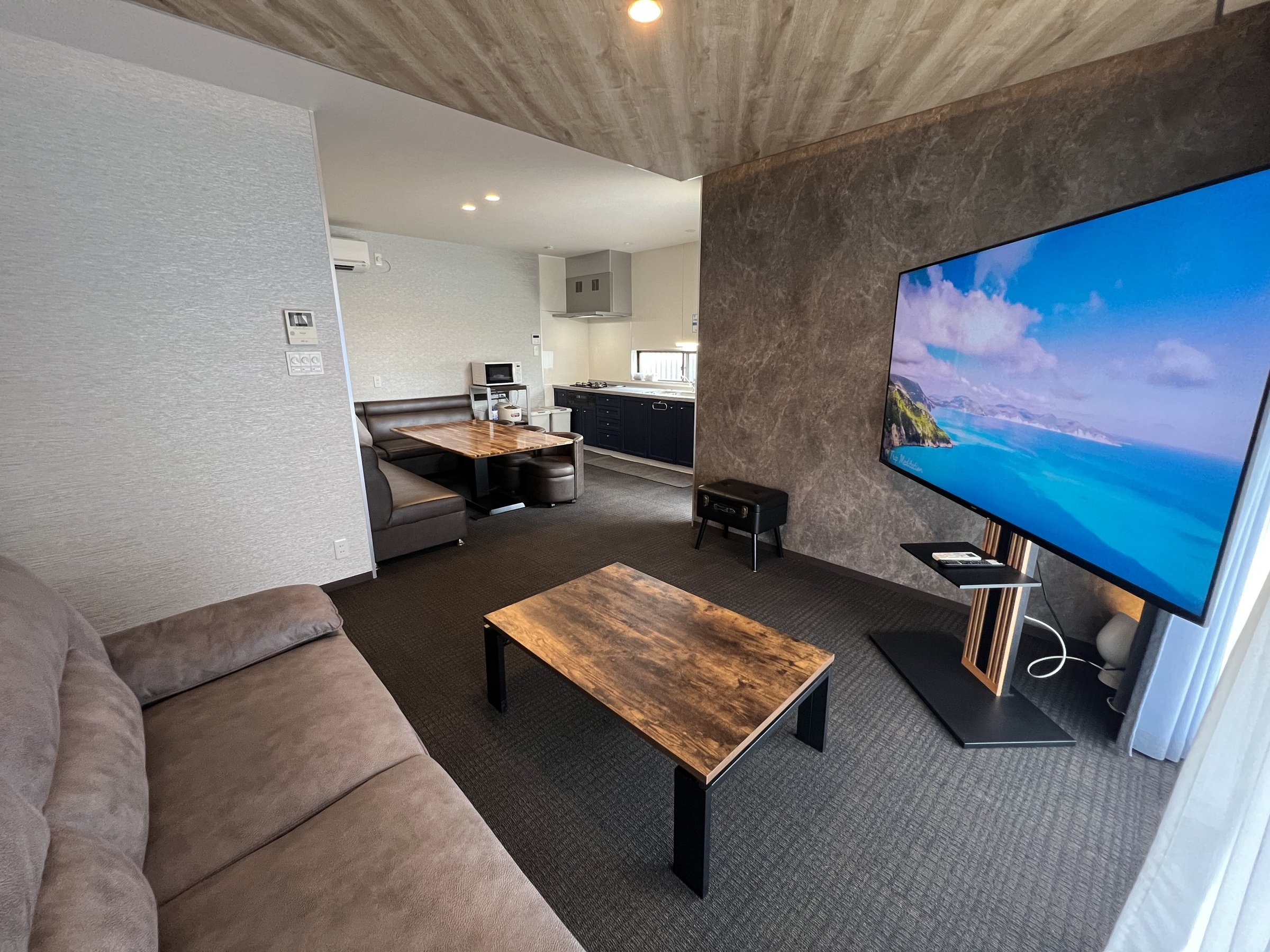 �L�X�Ƃ������r���O�_�C�j���O�ɂ́A�V�X�e���L�b�`����\�t�@�A��^�e���r��z�u���Ă���܂��B