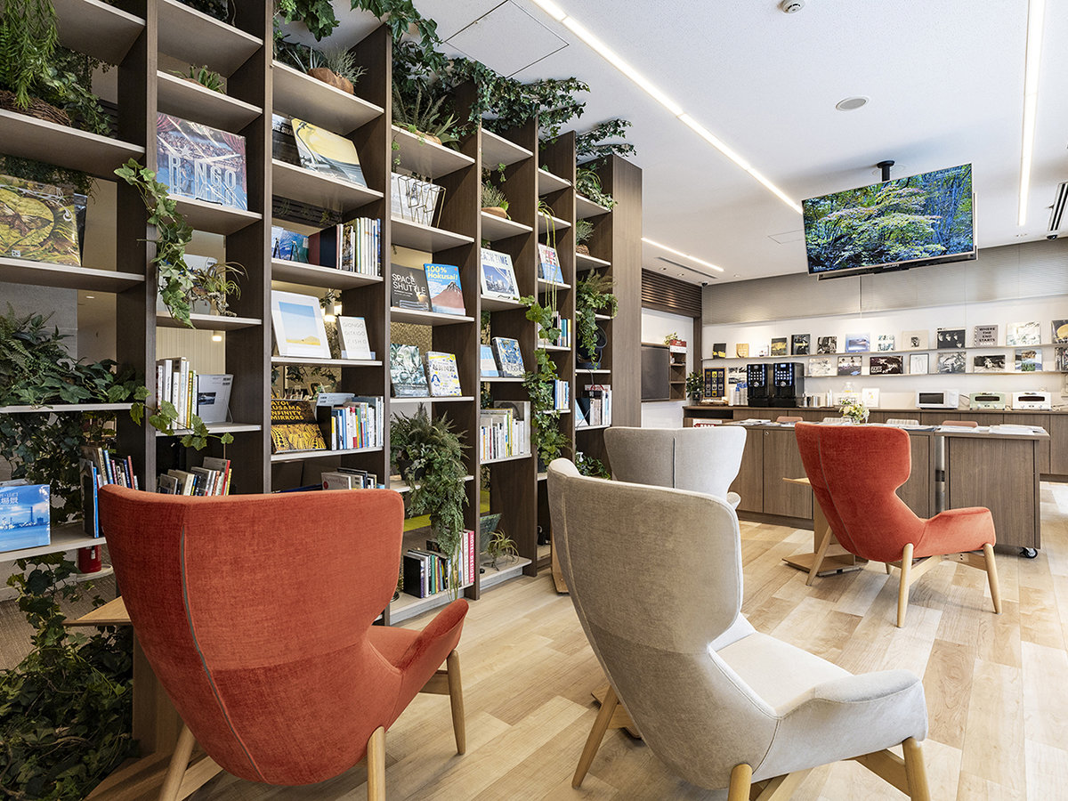 ���E���W