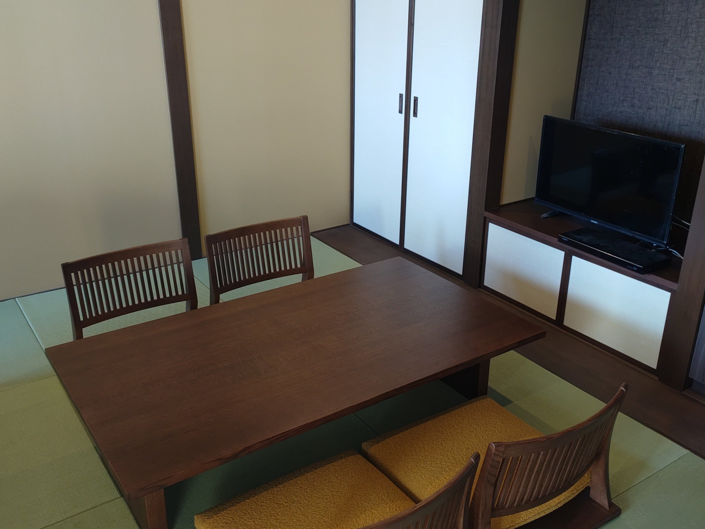 202�����́A�傫�ȑ�����R�̌i�F���������Ɩ]�߂�a���_���̂������B