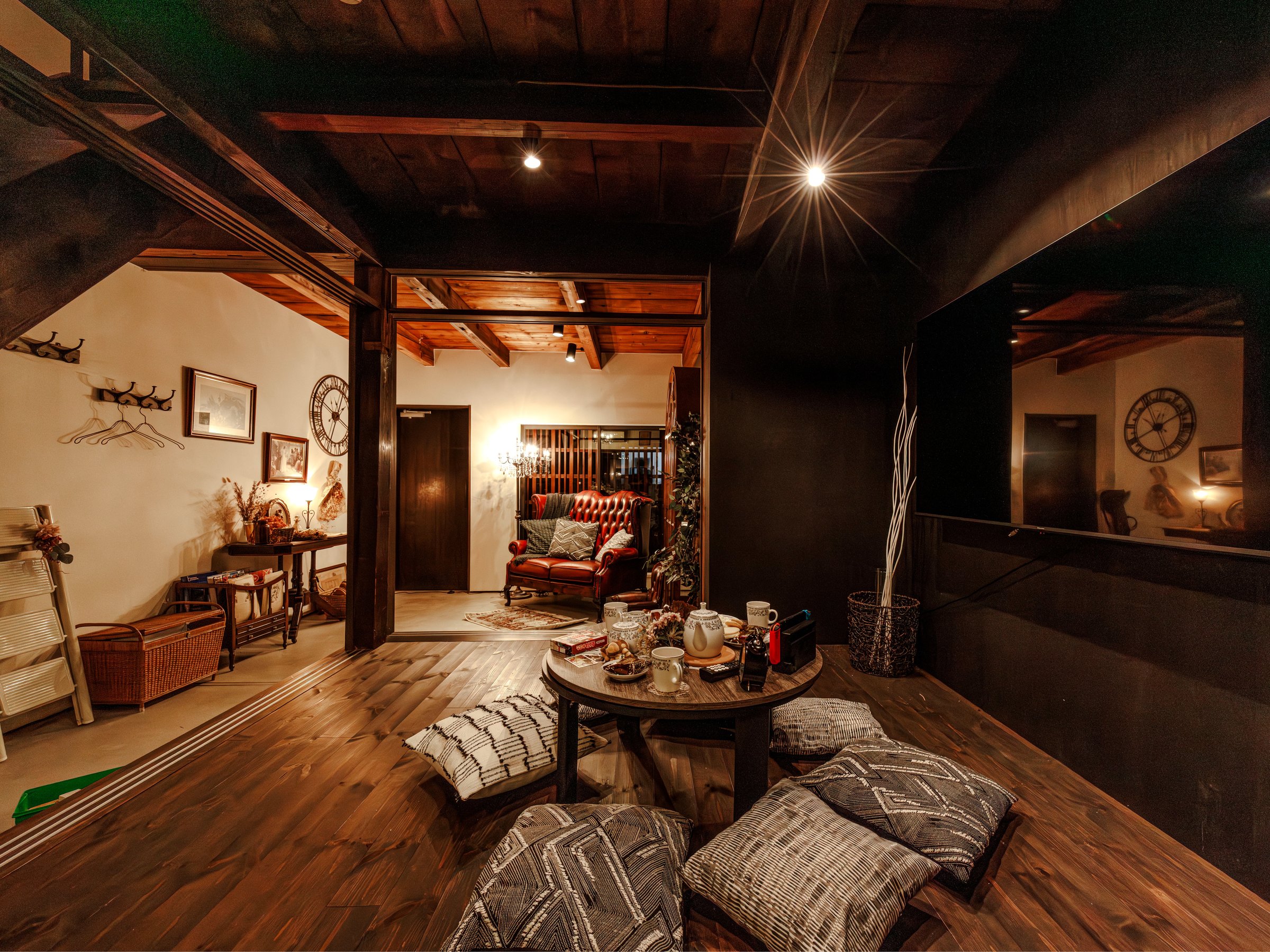 ���オ��E�_�C�j���O�E�K�i���Ȃ���A�J���I�ȋ�ԁB