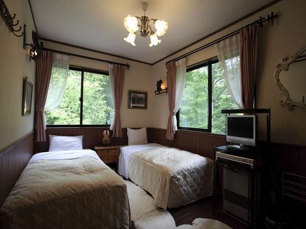 �y�։��c�C���z�G���[�U�x�g�B�p�����B���L�тƒ���ɖʂ��Ă��܂��B�����ɐl�C�B