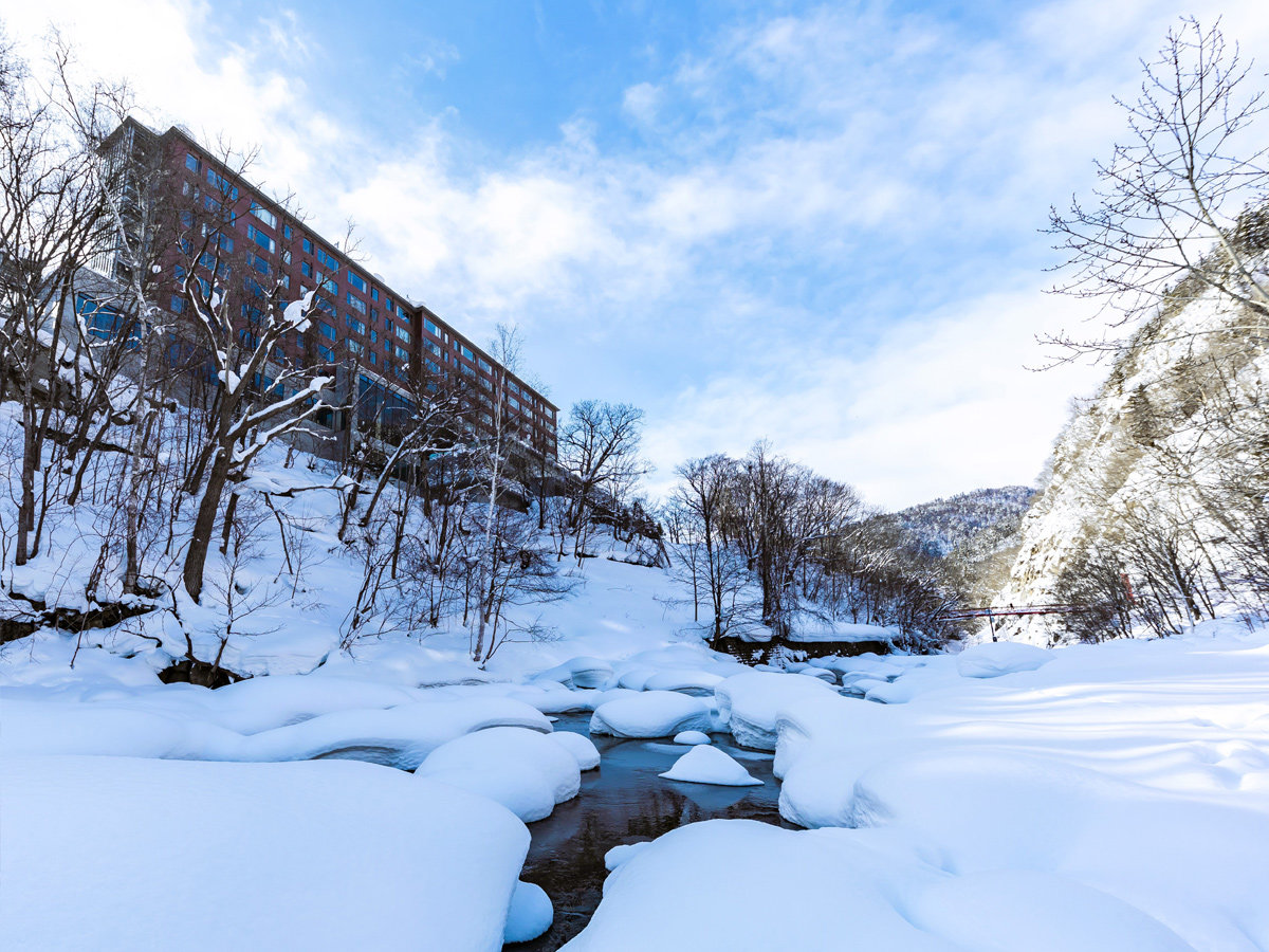 ��R�k����̍���Ɉʒu���Ă���܂�