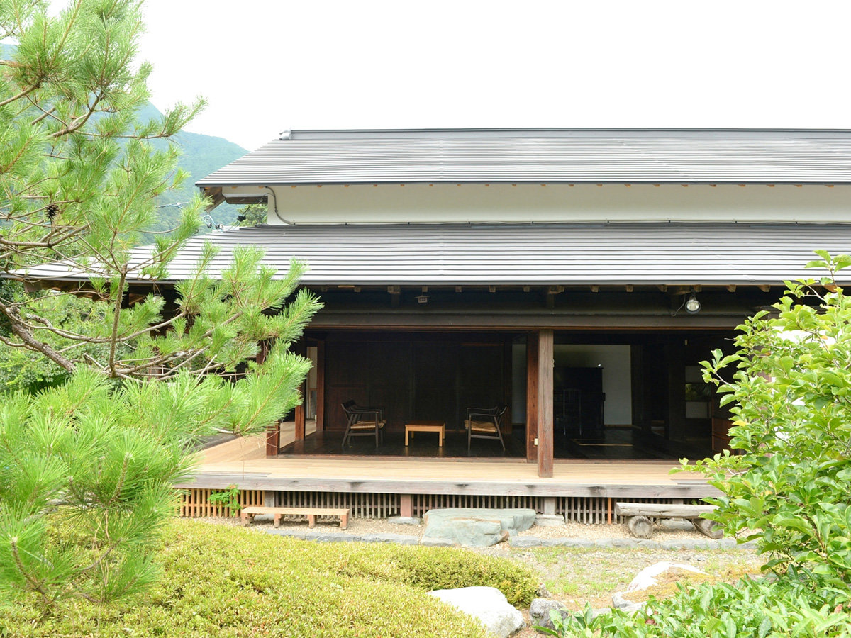 ・【外観】築250年の元庄屋。縁側からは庭と山の景色がお楽しみいただけます