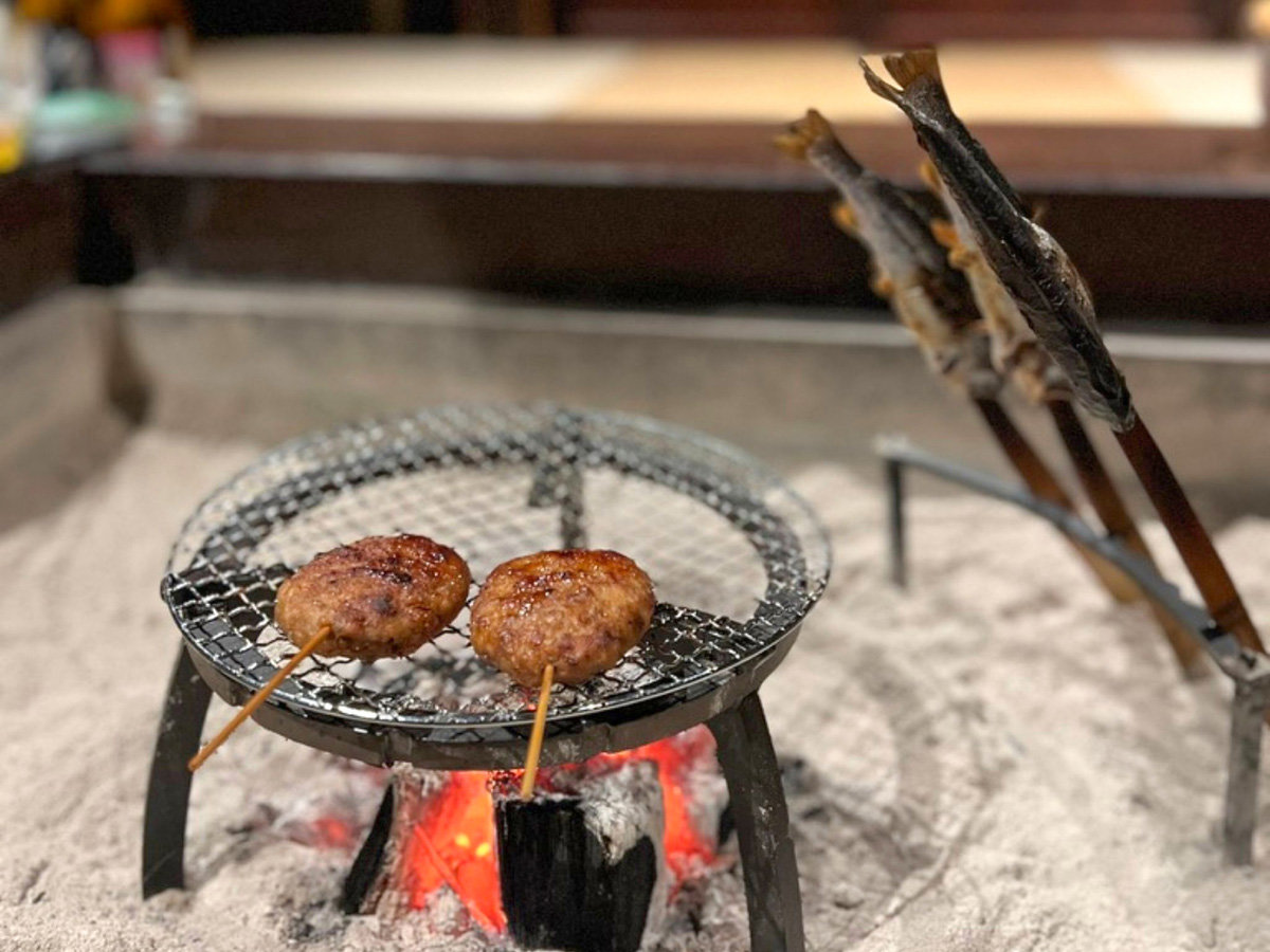 ・【囲炉裏】串料理を炭火でじっくり焼くと、甘じょっぱい香りが食欲を刺激します