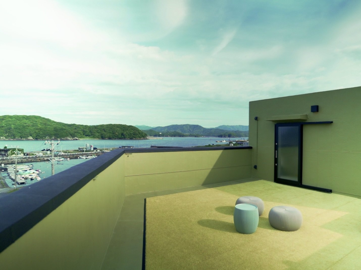 �yROOFTOP�z��ɐ��̊X���݂ƊC����]�ł����i�B�S�n�悢���ƃp�m���}�r���[�����y���݂��������B