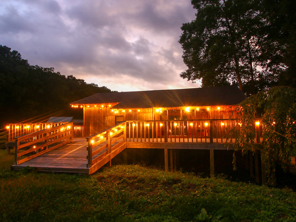 #̐X@Ki肷ɂJɓ肪zAX̒ɕԔ閧̉BƁB