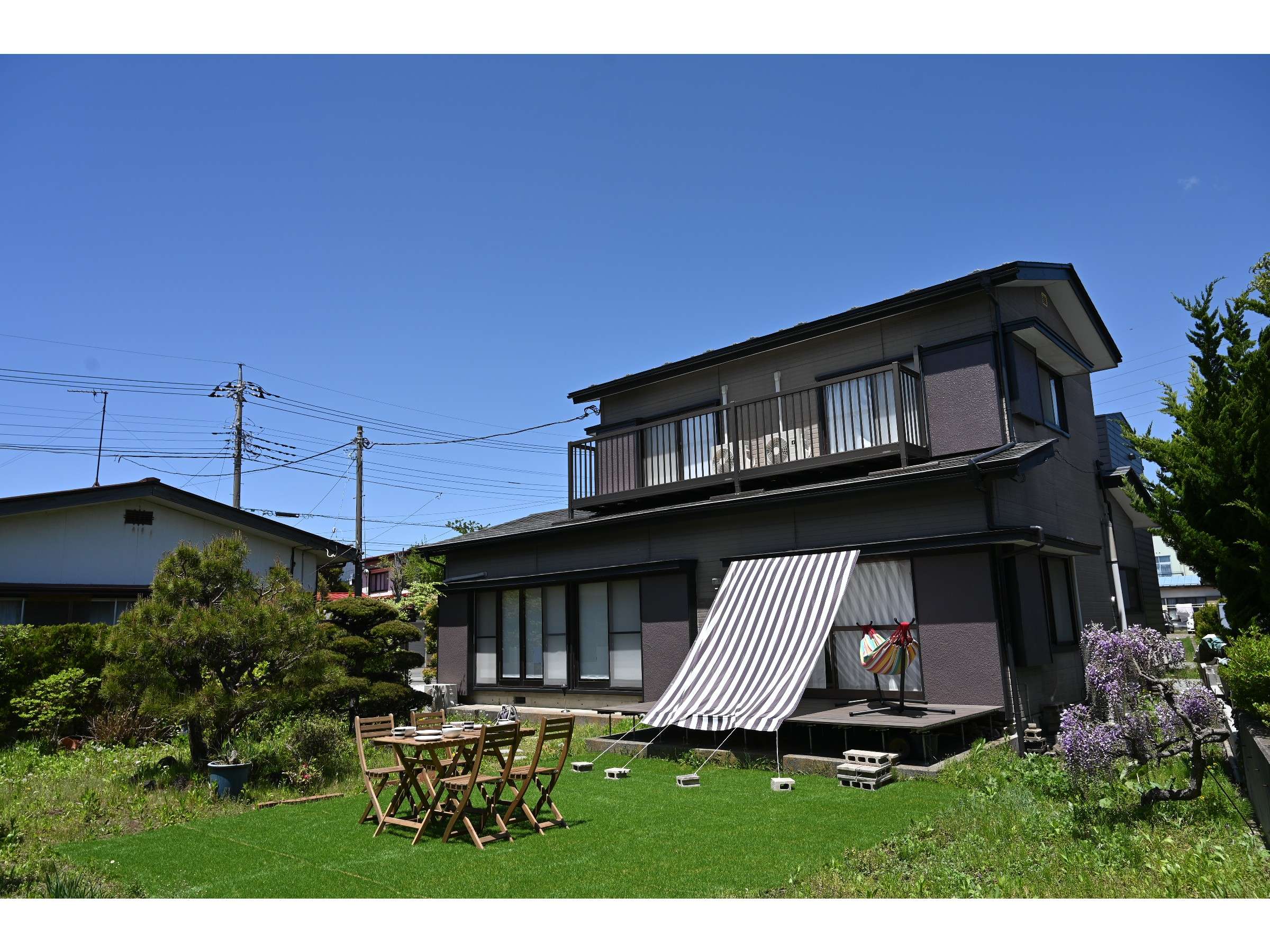 �o���R�j�[����̎{�݊O��