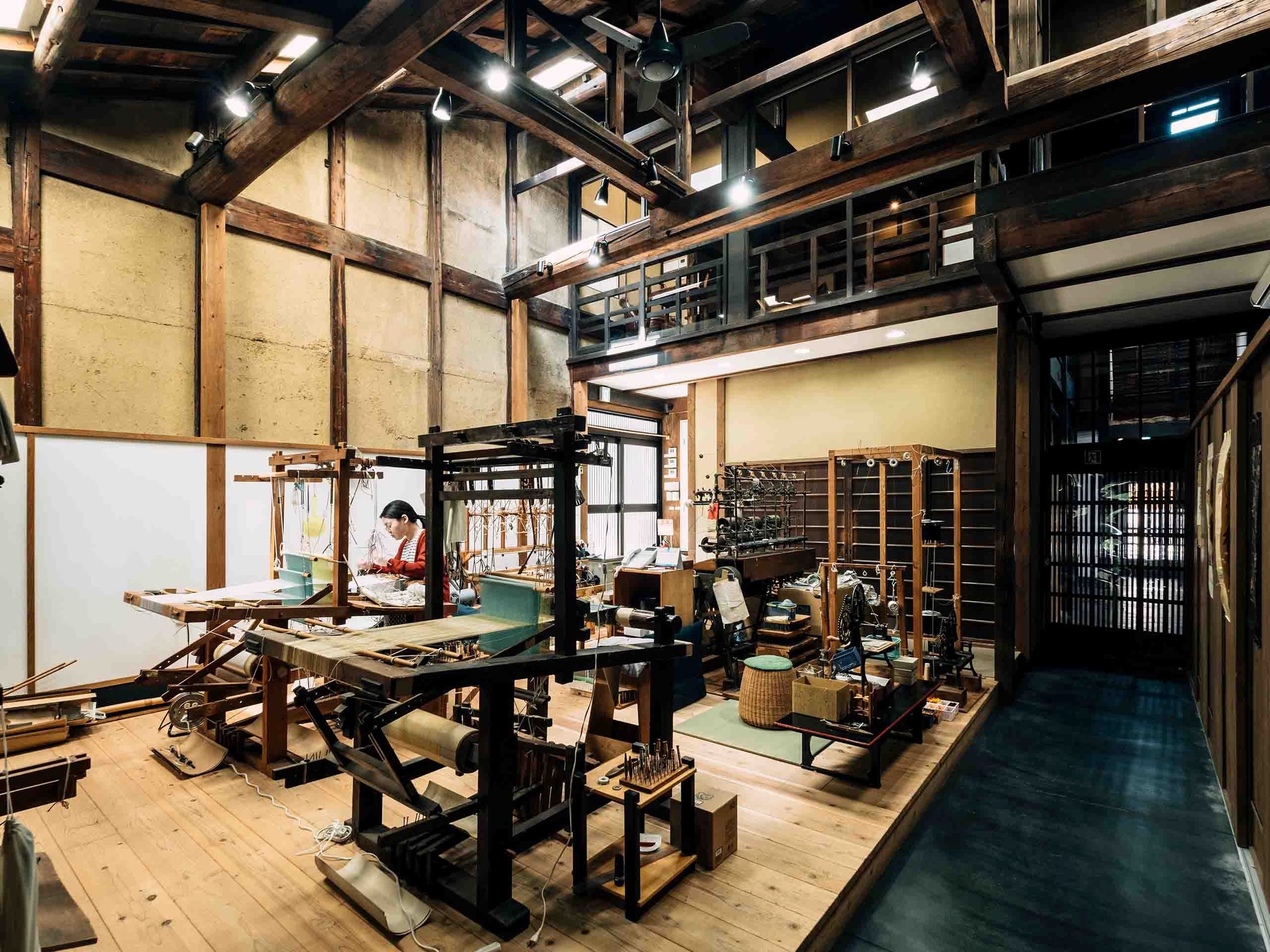 �؍ݒ���1�K�̐��w�D�H�[�����w�ł��A�`���I�ȐD�@���D��Ȃ����s�̑@�ە����ɐG��邱�Ƃ��ł��܂��B