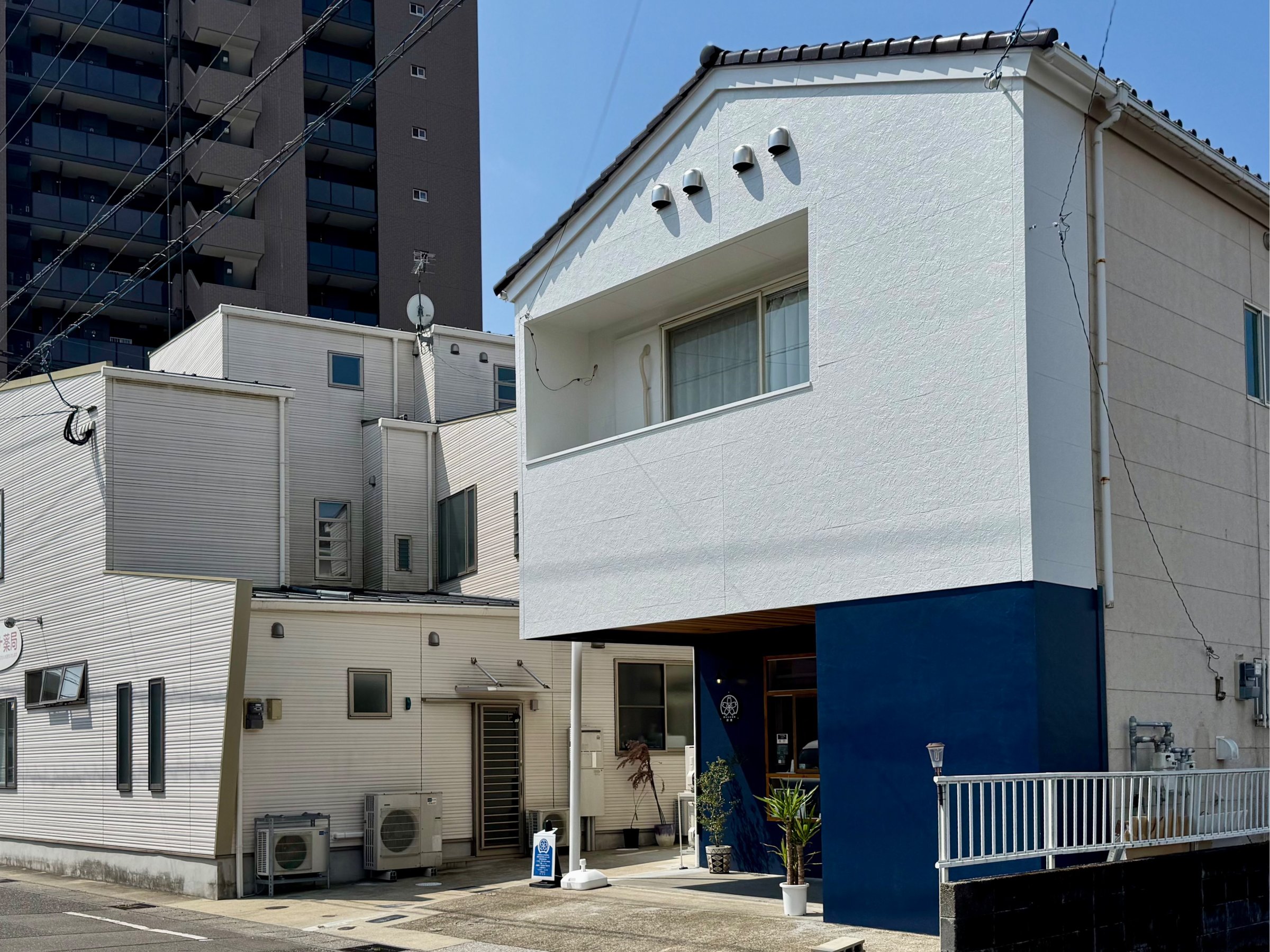 �u���[�̊O�ǂP�K��������ƂȂ�܂�