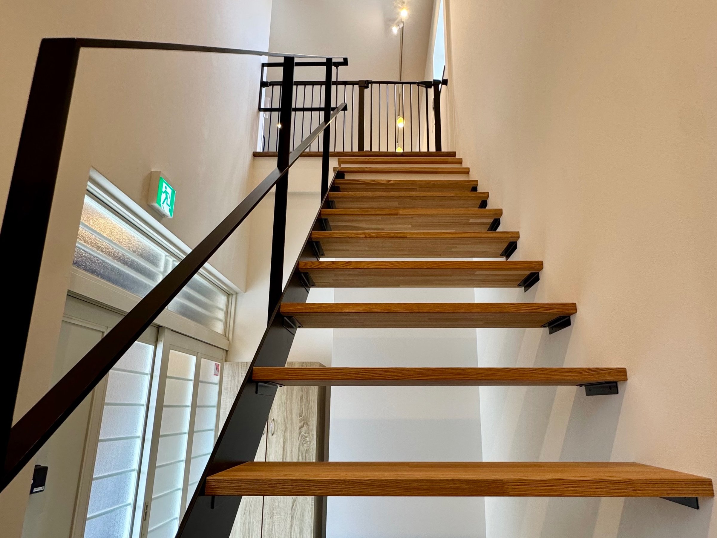 �����̂���K�i�ɂȂ�܂��A���������͕����Ă����邩�L�����[�o�b�O�ɓ���ĂQ�K�ɂ��オ�肭������