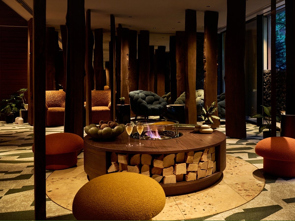 �bGS���E���W�b�X�̐Î�Ɖ��̗h��߂��ɕ�܂��A�����̃��E���W